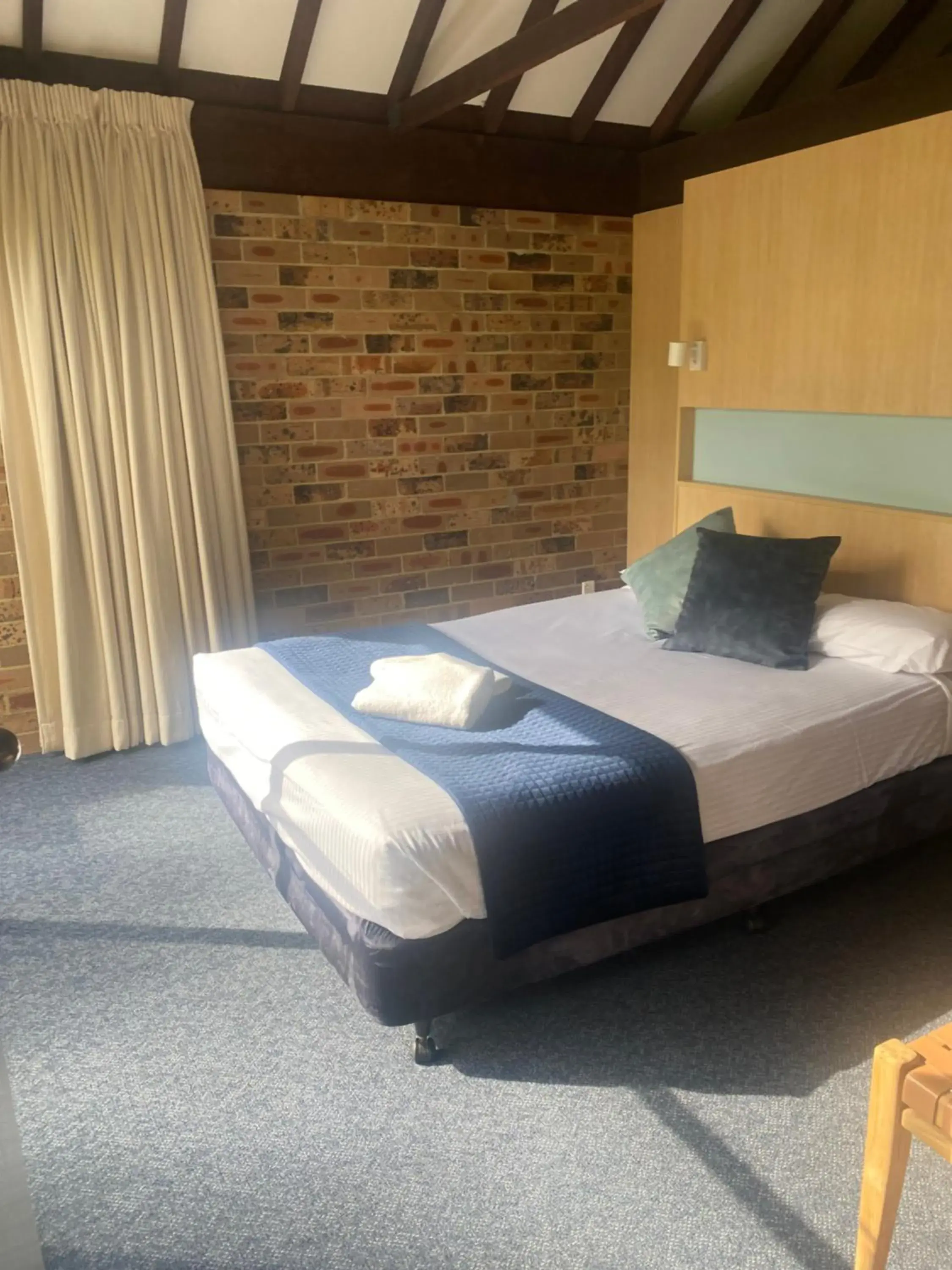 Bedroom, Bed in Avoca Beach Hotel Bedroom, Bed in Avoca Beach Hotel