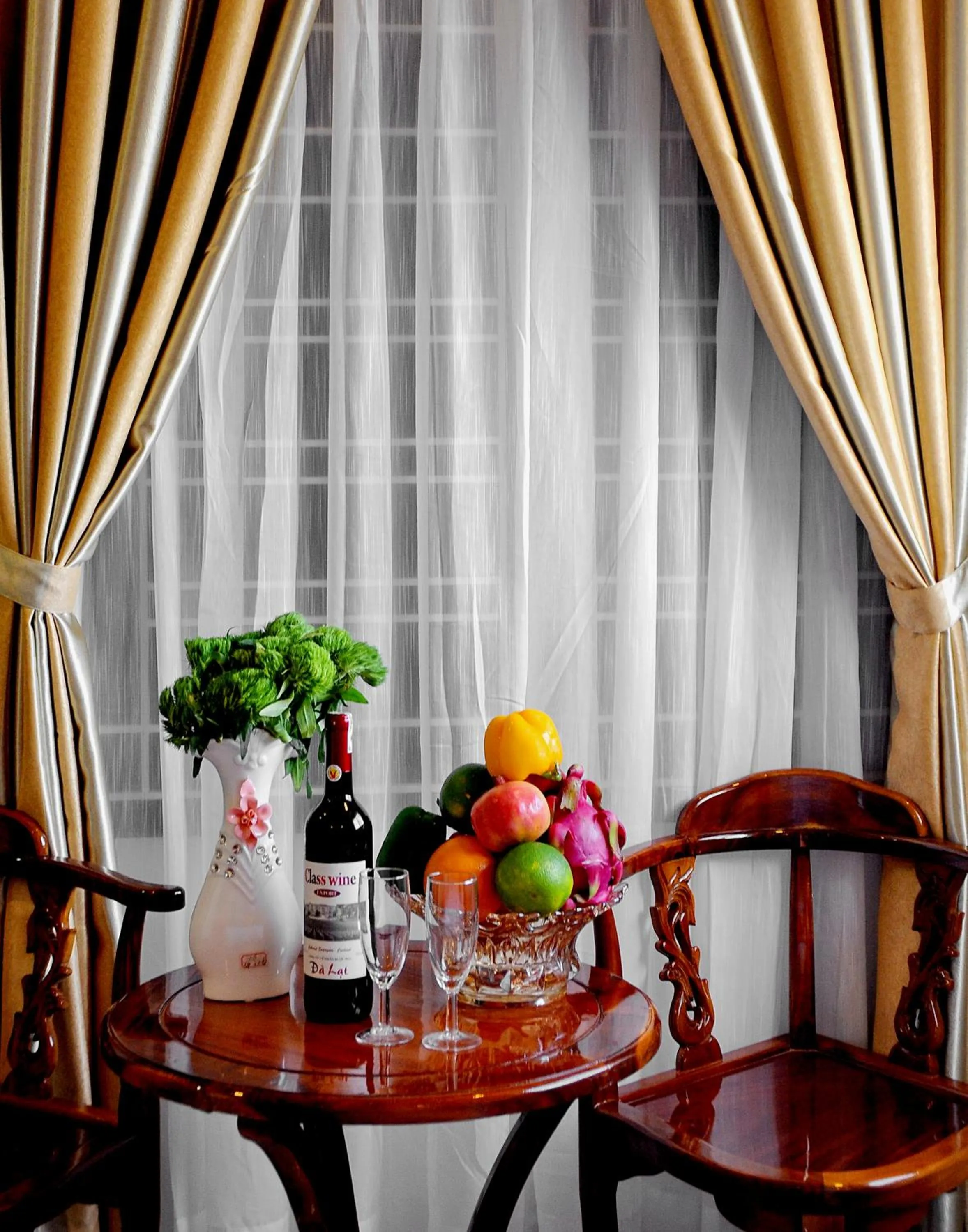 Seating area in Full House Hotel