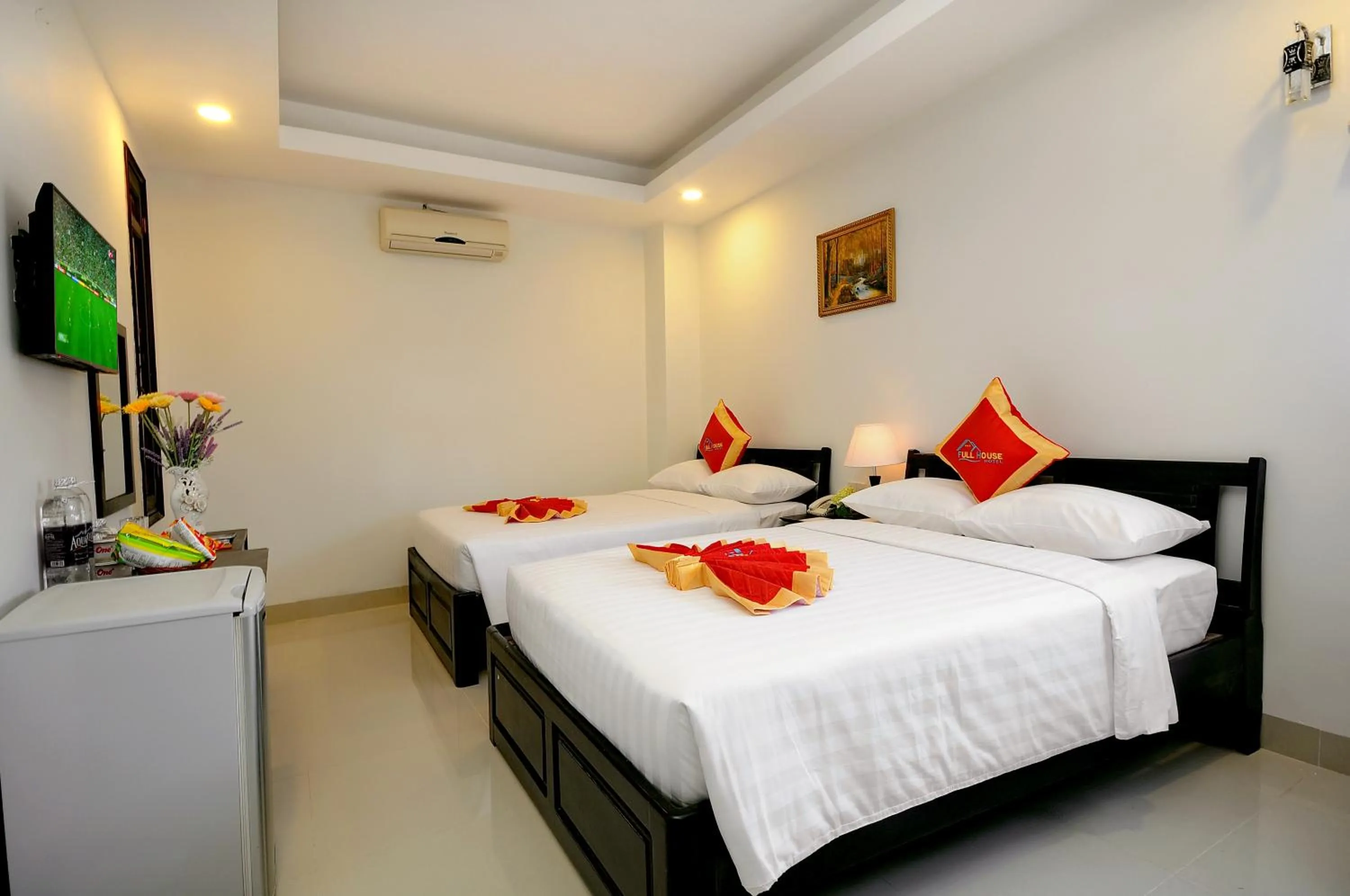 Bed in Full House Hotel