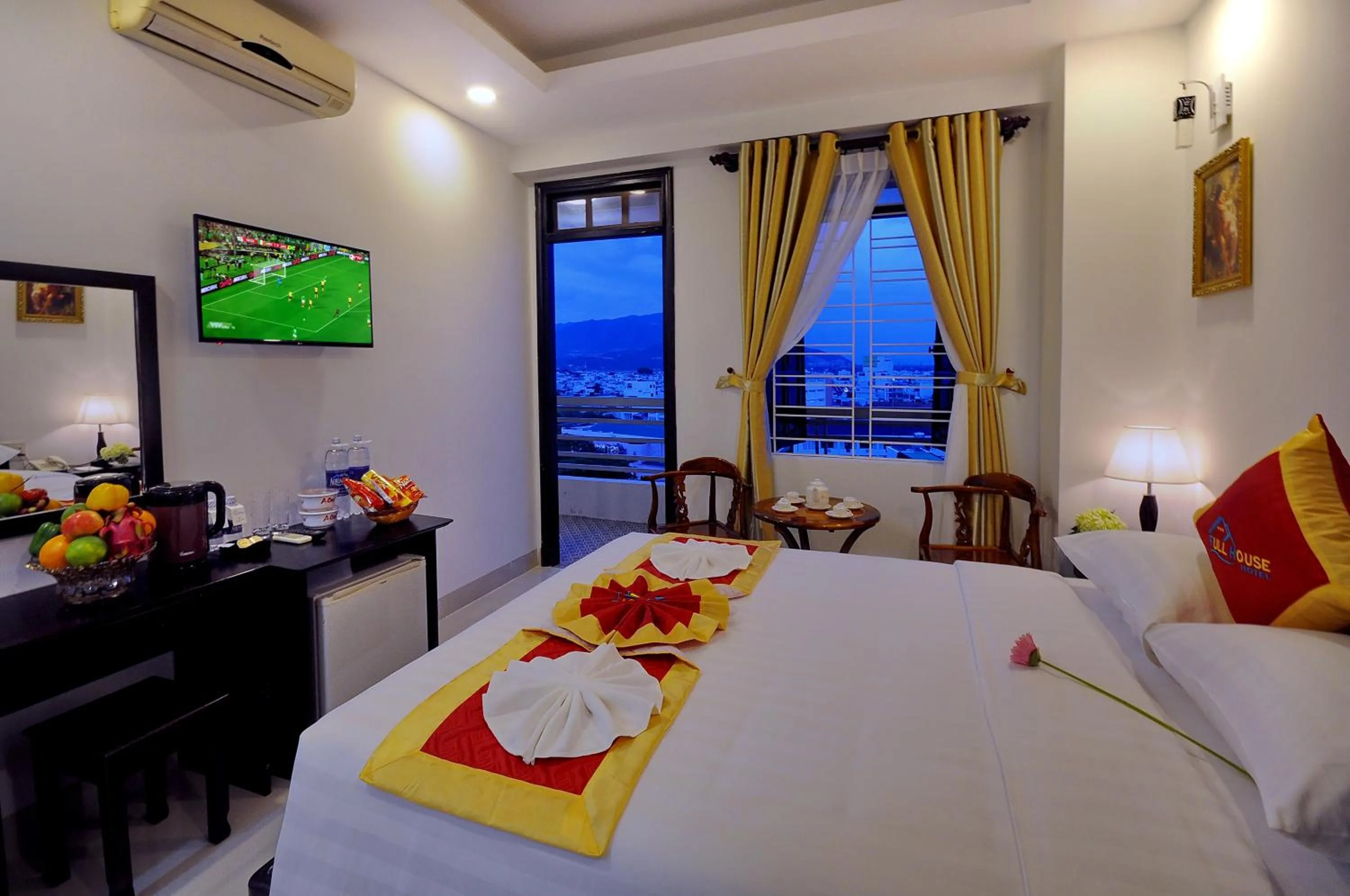 Bed in Full House Hotel