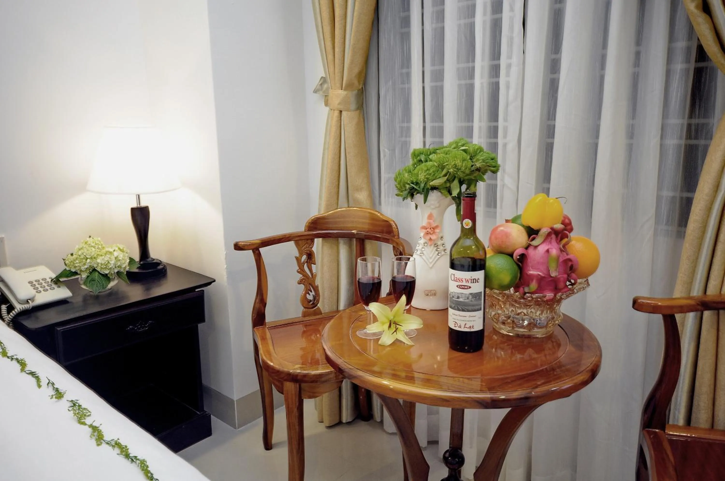 Seating area in Full House Hotel