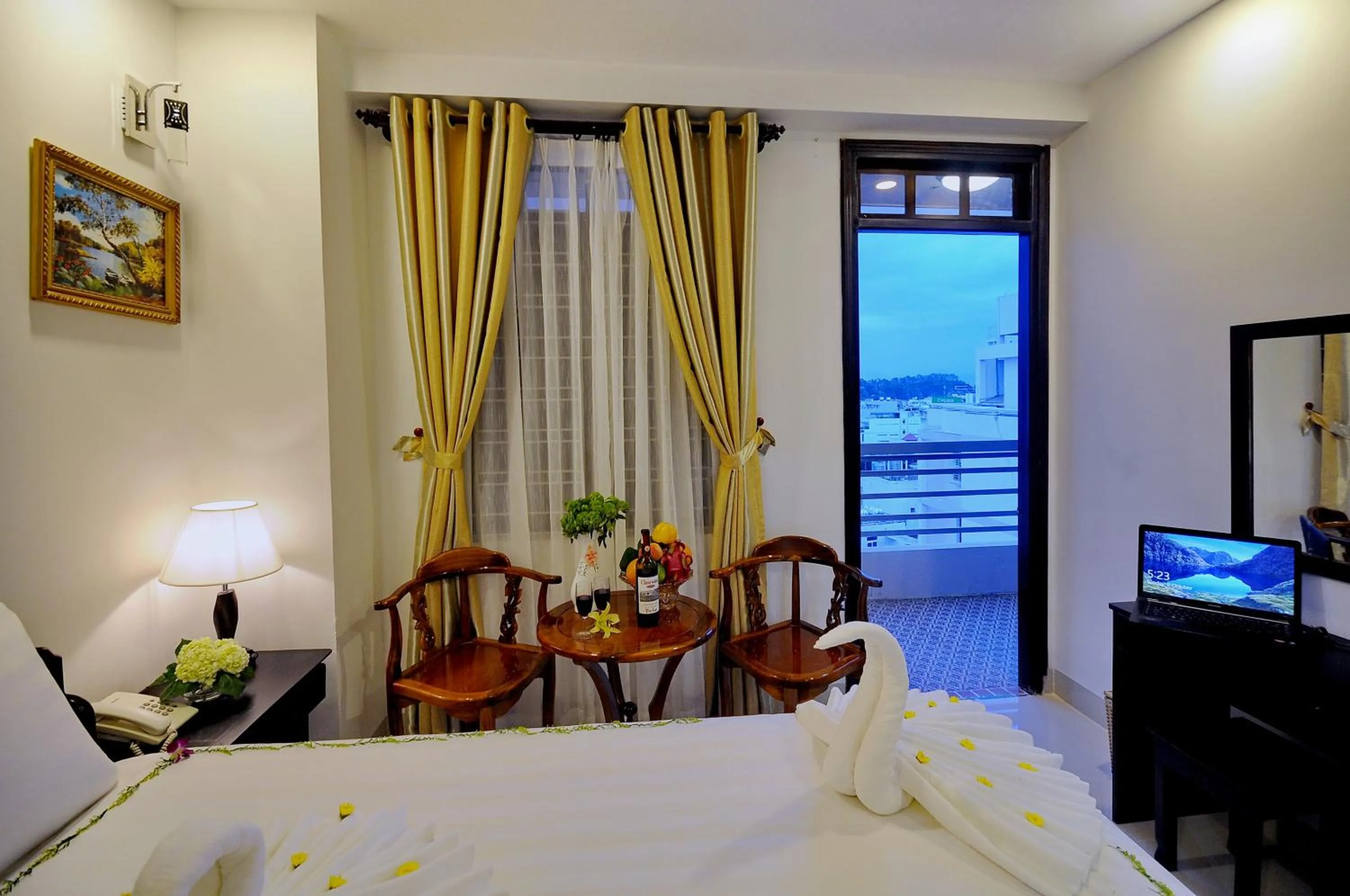 Bed in Full House Hotel