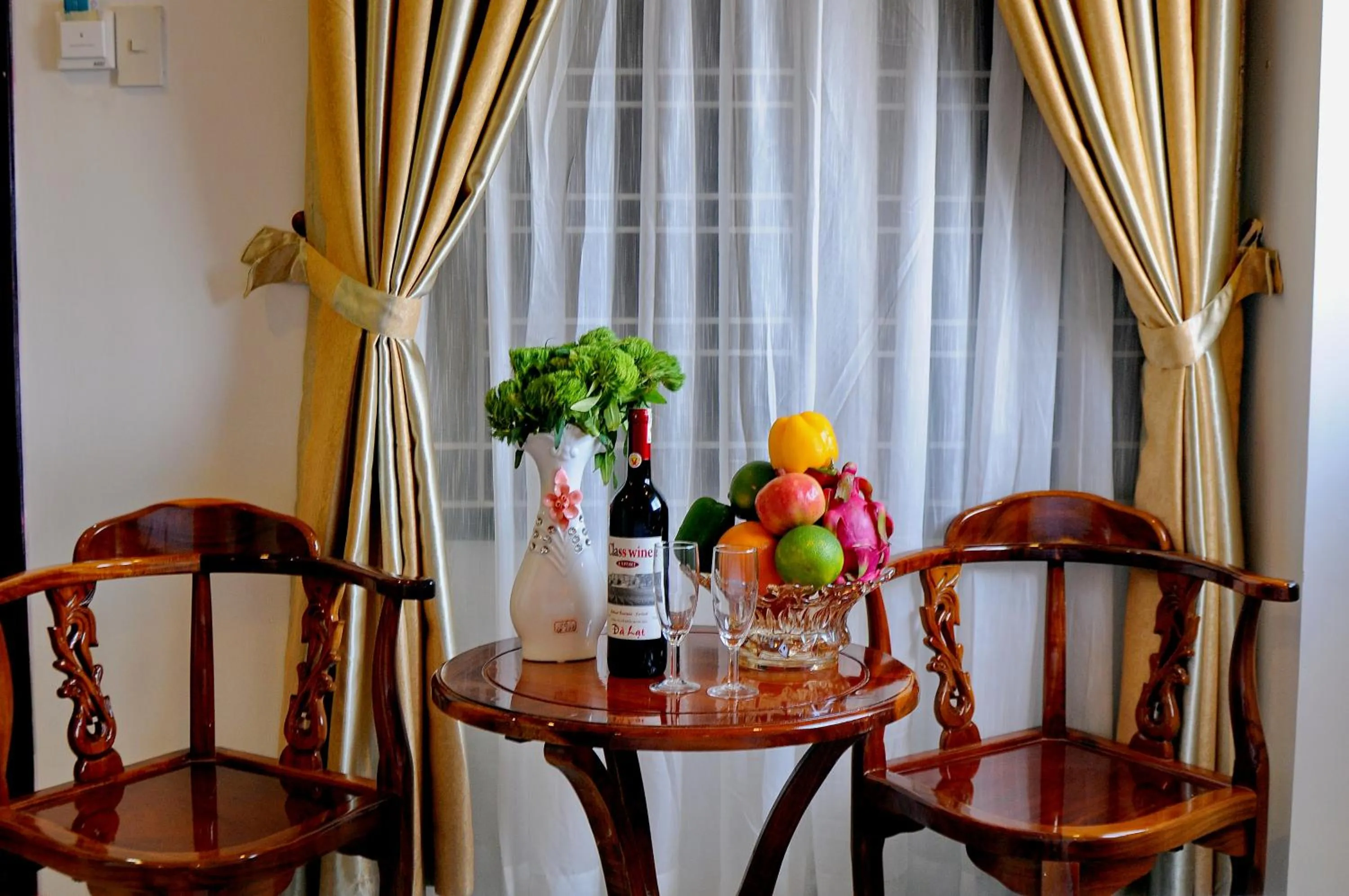 Seating area in Full House Hotel