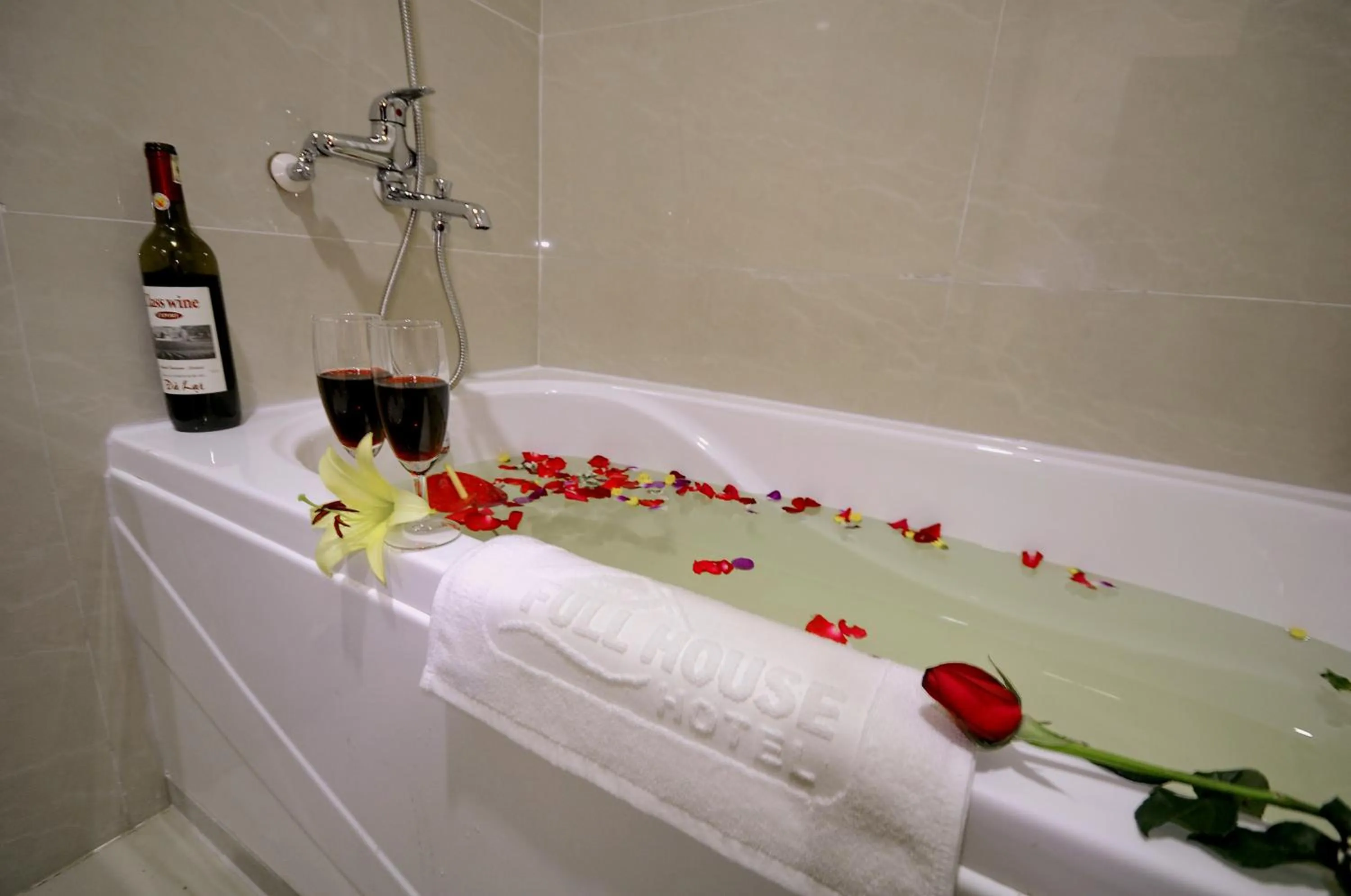 Bathroom in Full House Hotel