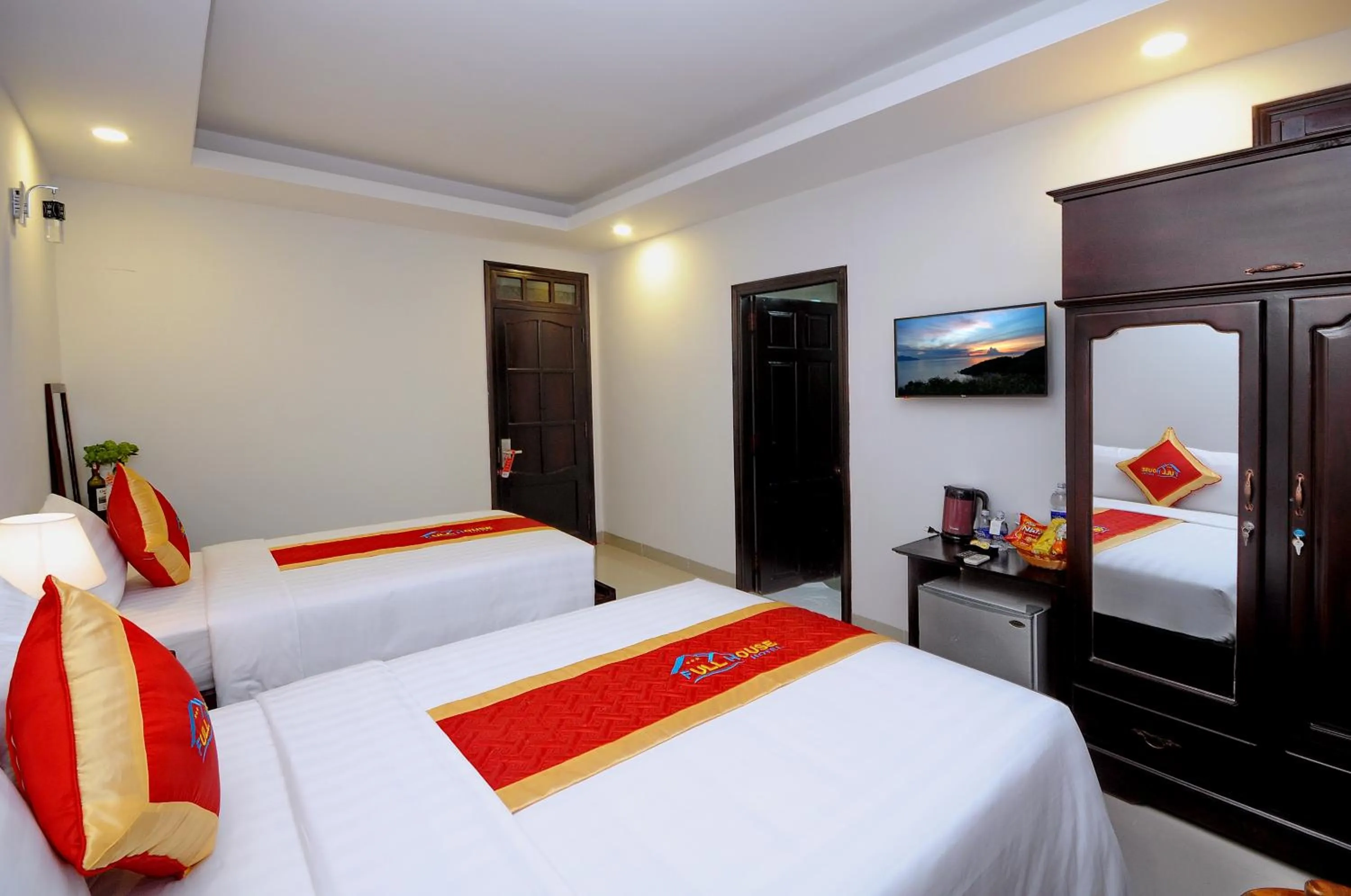 Bed in Full House Hotel