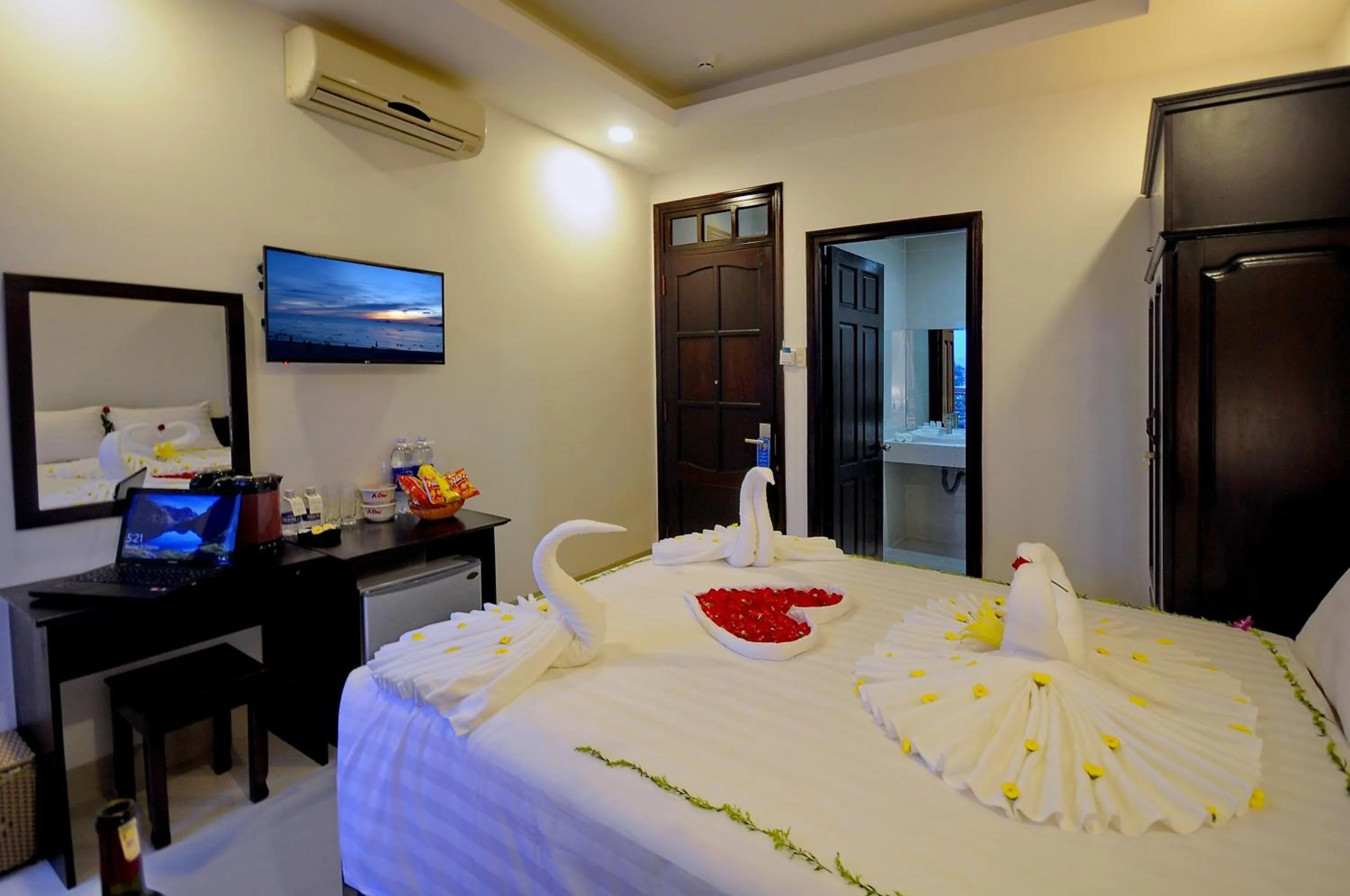 Bed in Full House Hotel