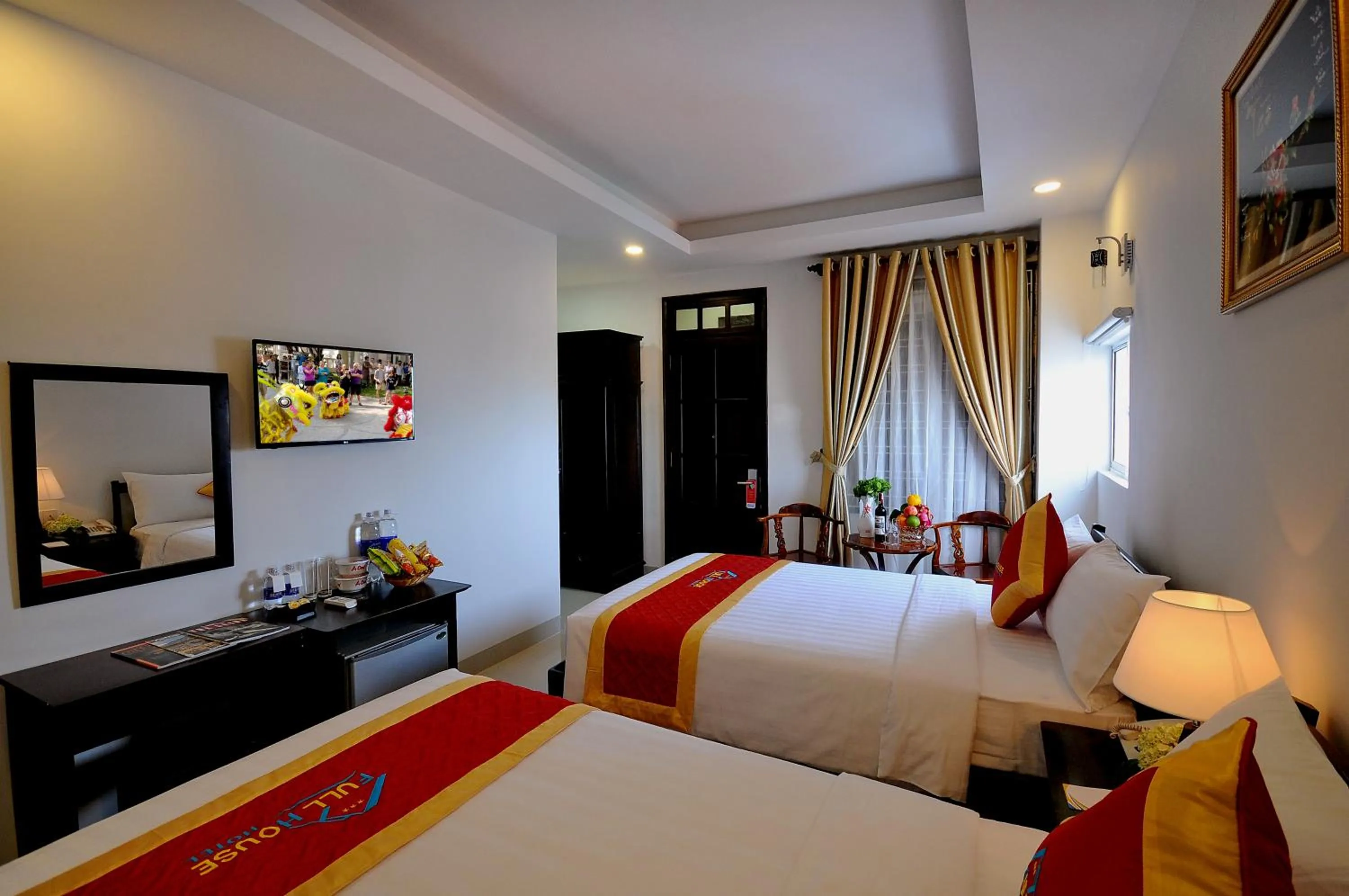 Bedroom, Bed in Full House Hotel