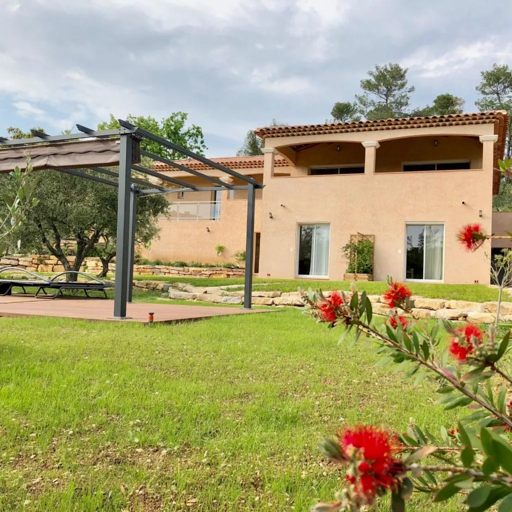 Facade/entrance in La Villa aux Oliviers