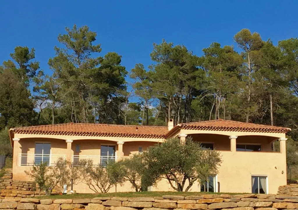 Facade/entrance in La Villa aux Oliviers