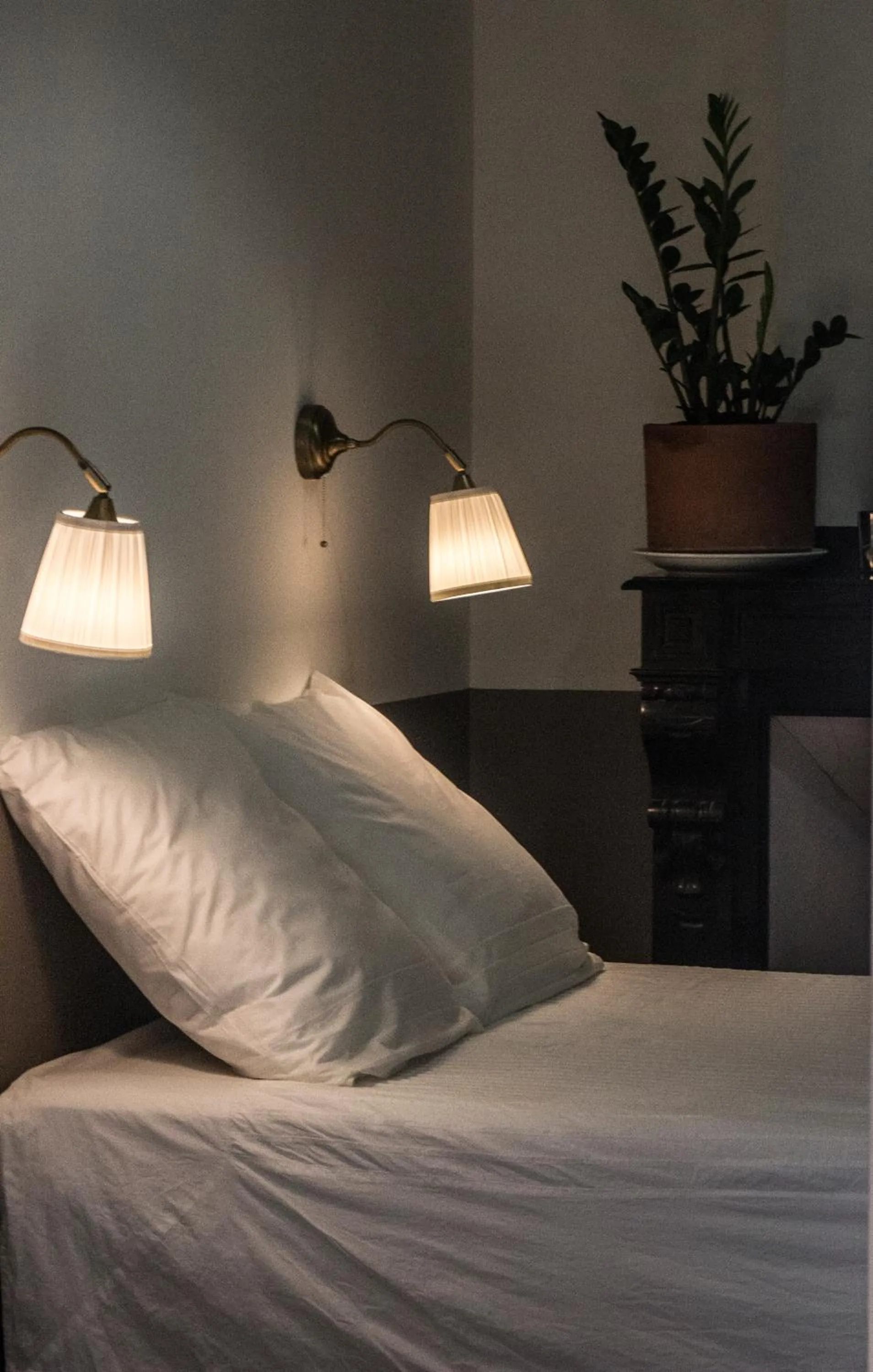 Decorative detail, Bed in Chambre d'hôtes avec cuisine commune - 5 mns de Narbonne