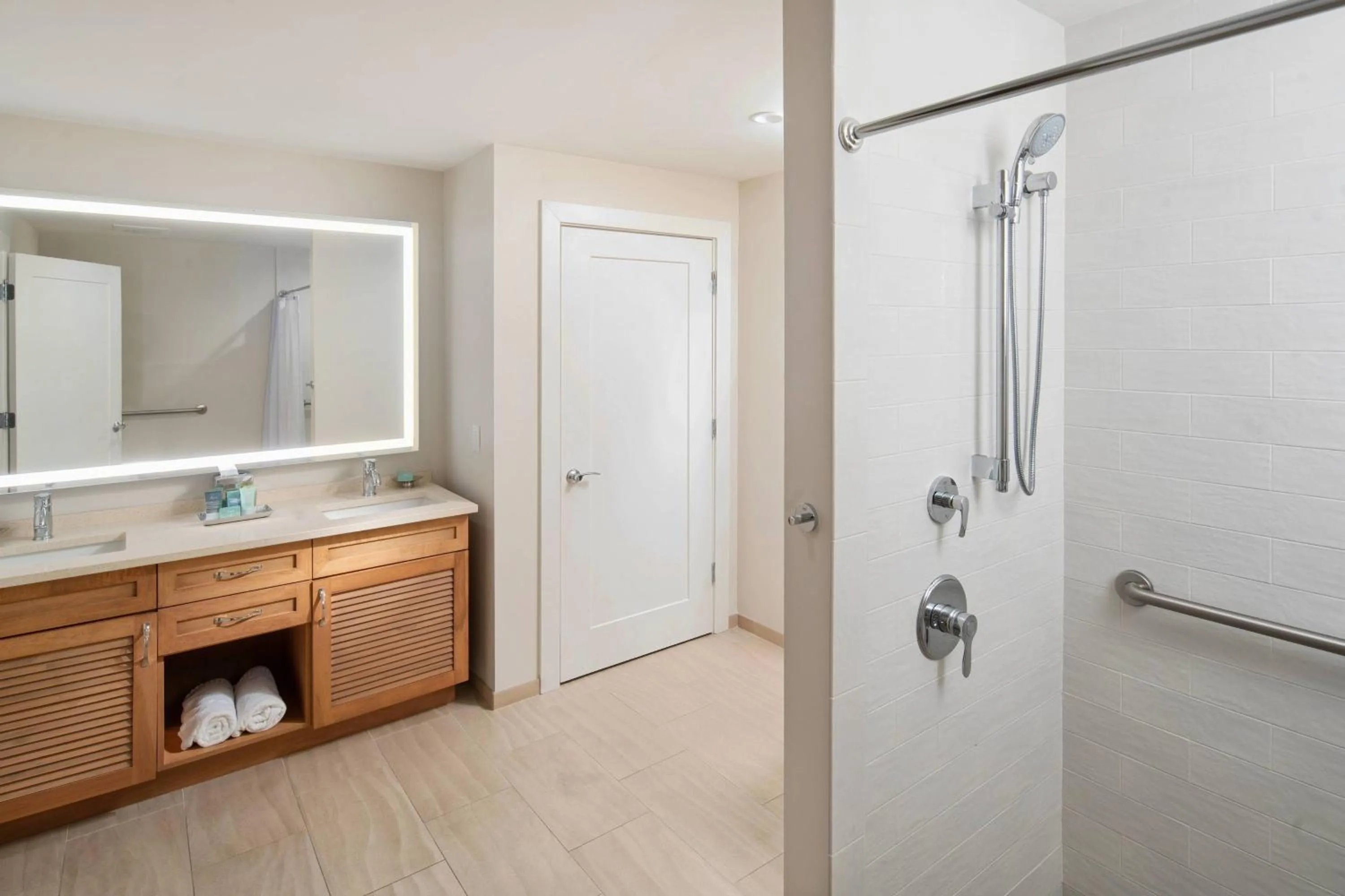 Bathroom in Waterline Villas & Marina, Autograph Collection