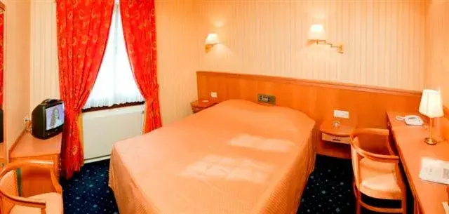 Standard Double Room in Hotel - Restaurant DAHM Standard Double Room in Hotel - Restaurant DAHM