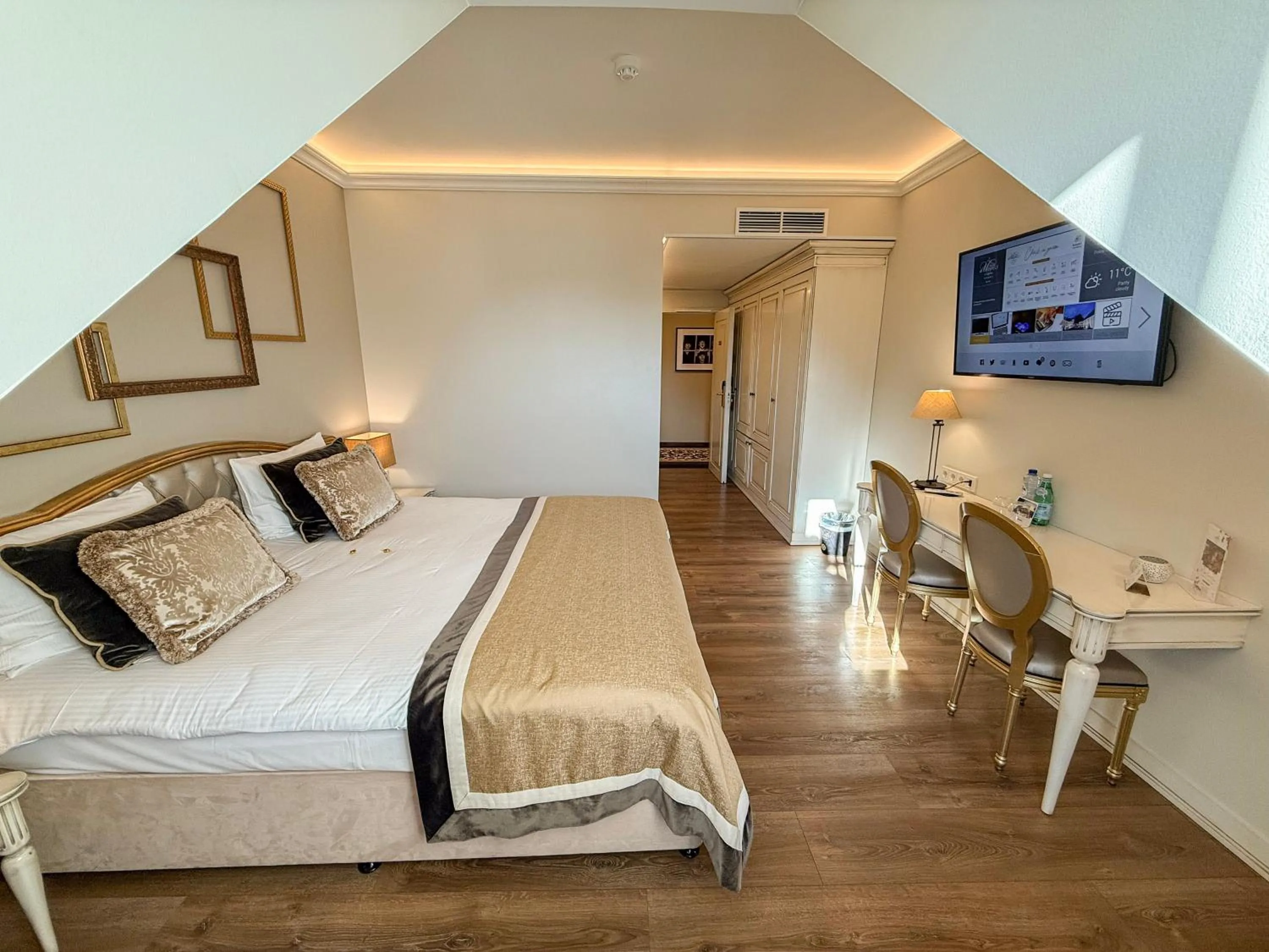 Bedroom, Bed in Chateau d'Urspelt