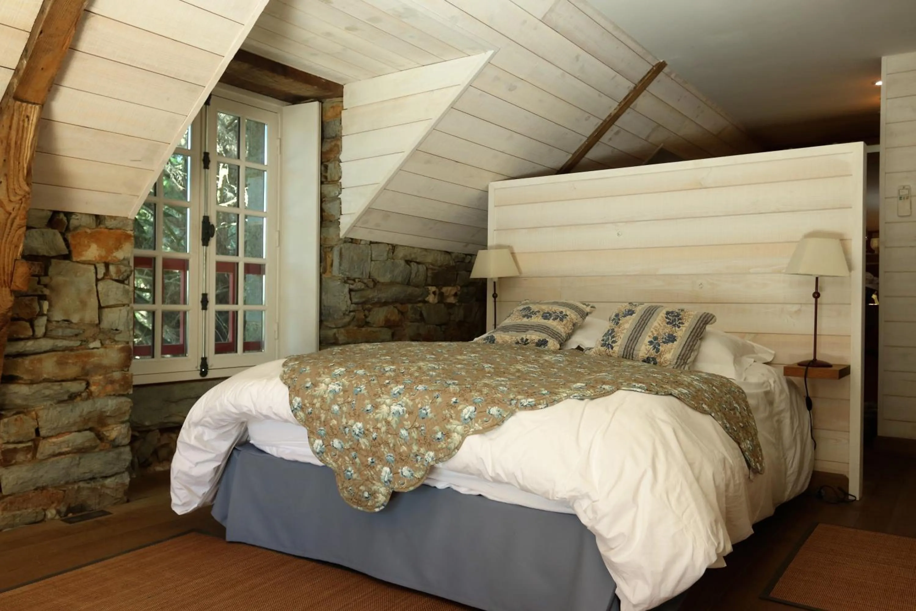 Bedroom, Bed in Cottage du Manoir de Trégaray