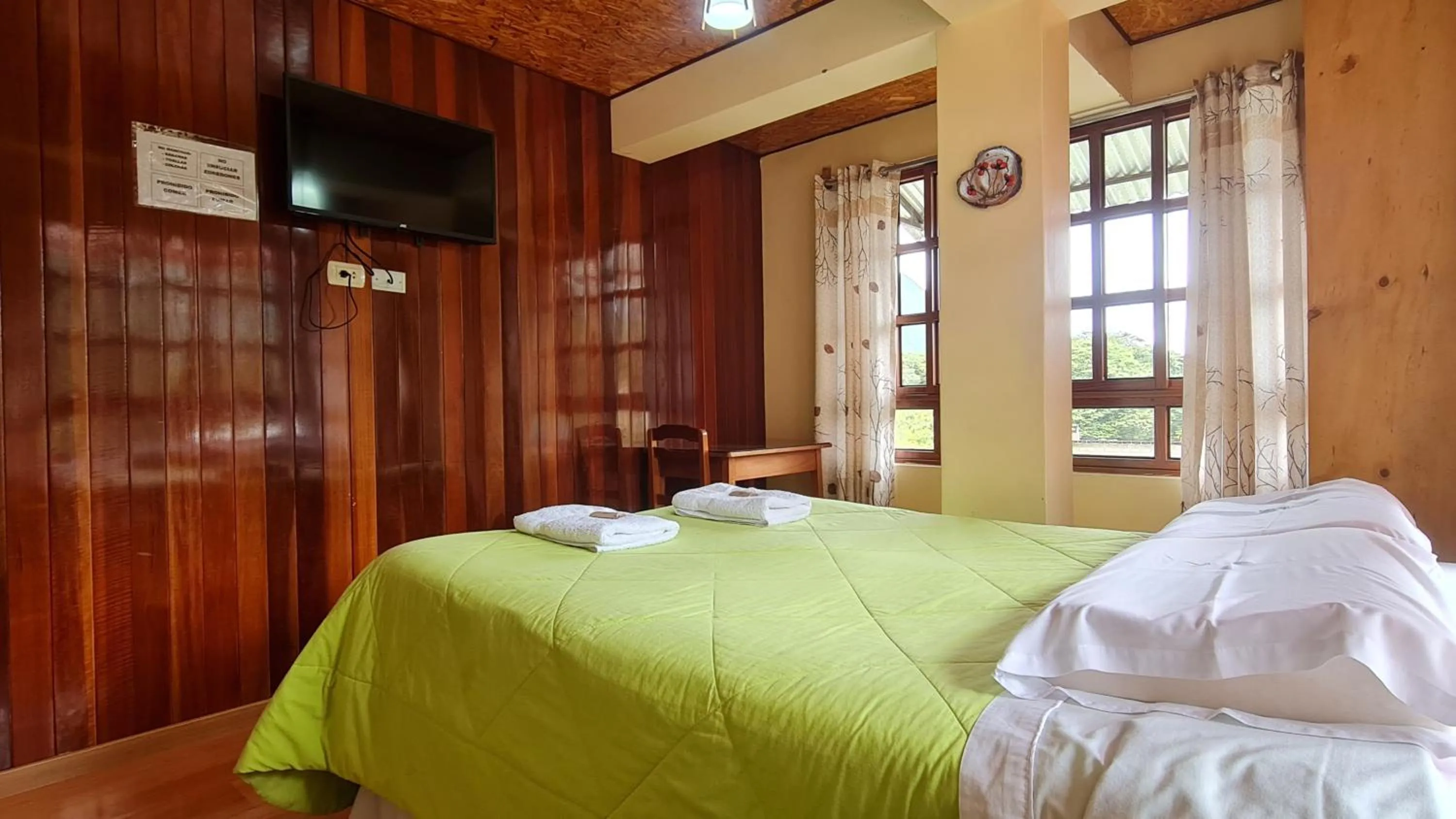 TV and multimedia, Bed in Tunki Lodge - Tours, Cabañas y Sauna