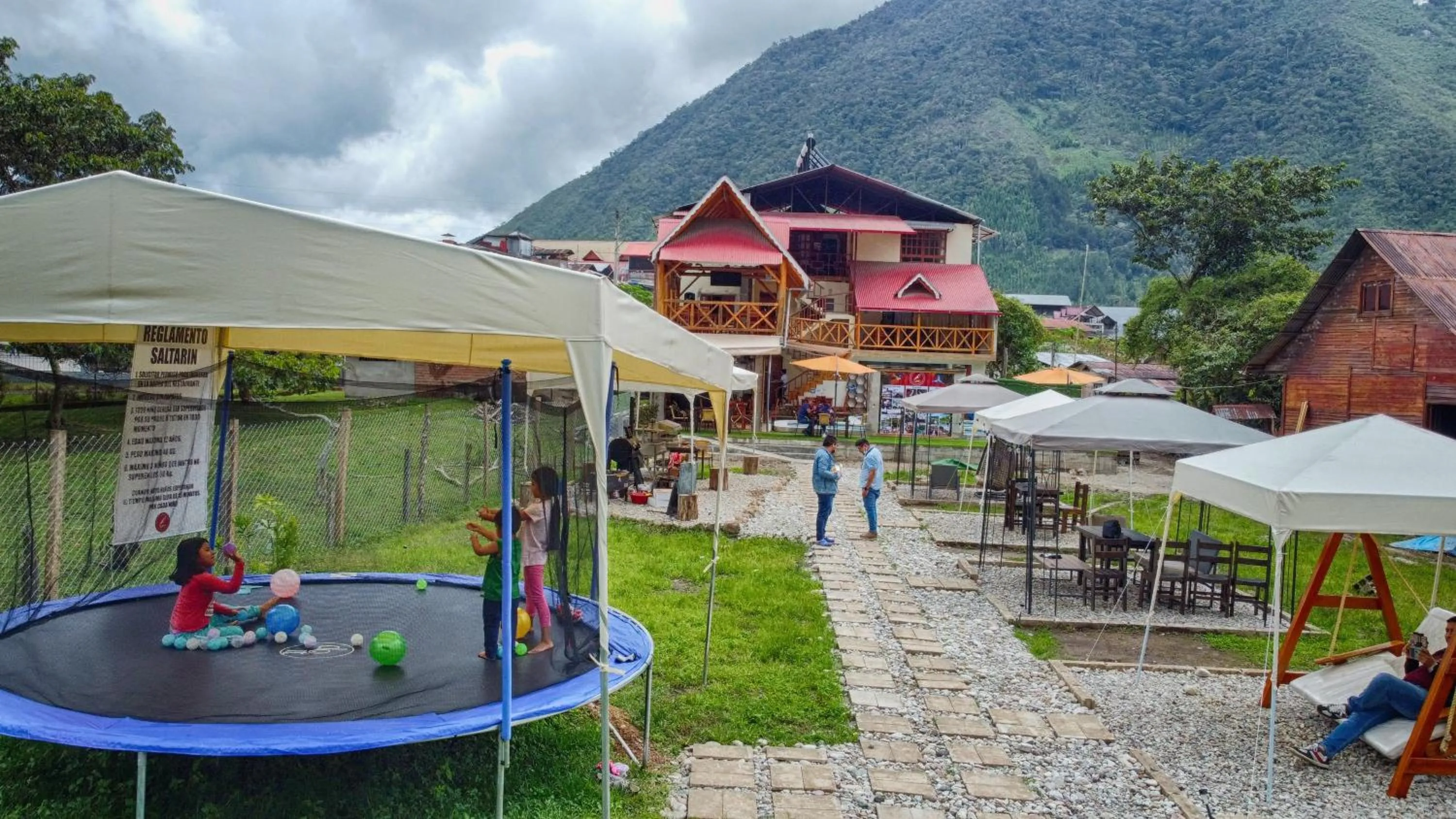Property building in Tunki Lodge - Tours, Cabañas y Sauna