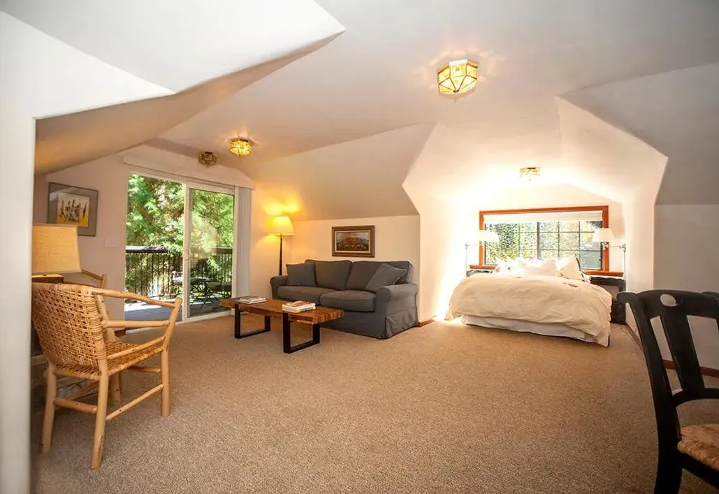 Photo of the whole room, Lounge/Bar in Harmony Ridge Lodge