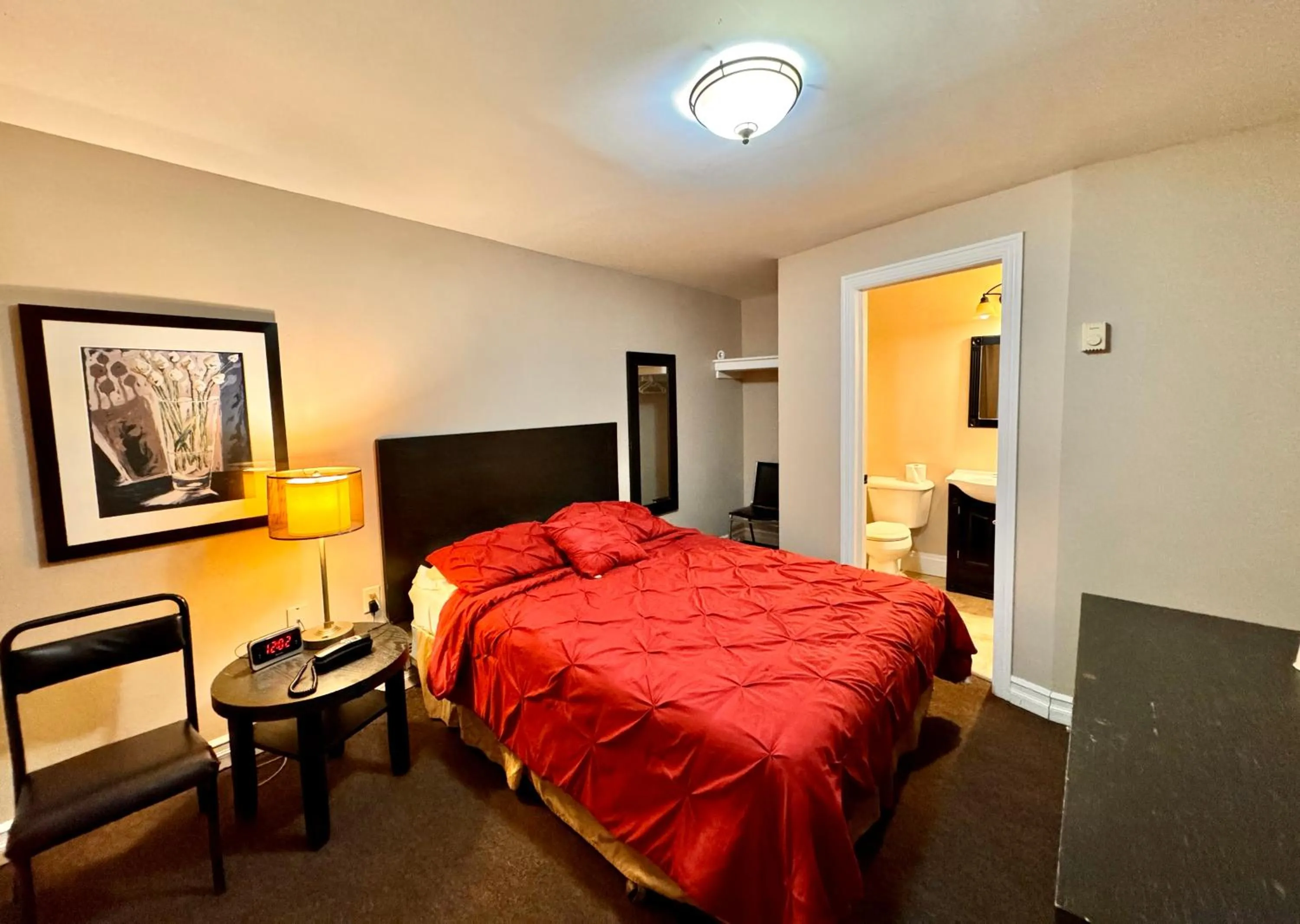 Photo of the whole room, Bed in Fundy Line Motel