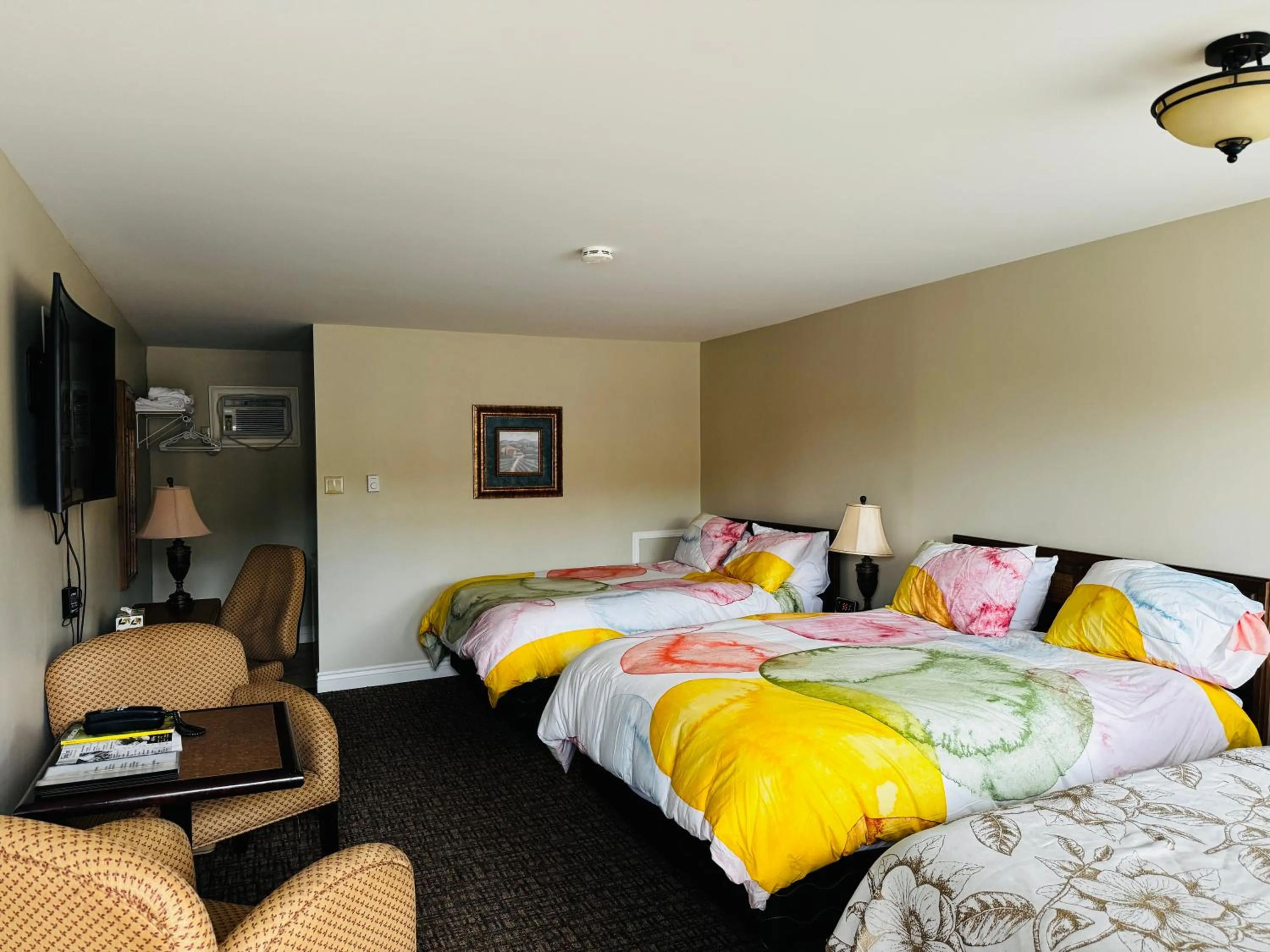 Photo of the whole room, Bed in Fundy Line Motel