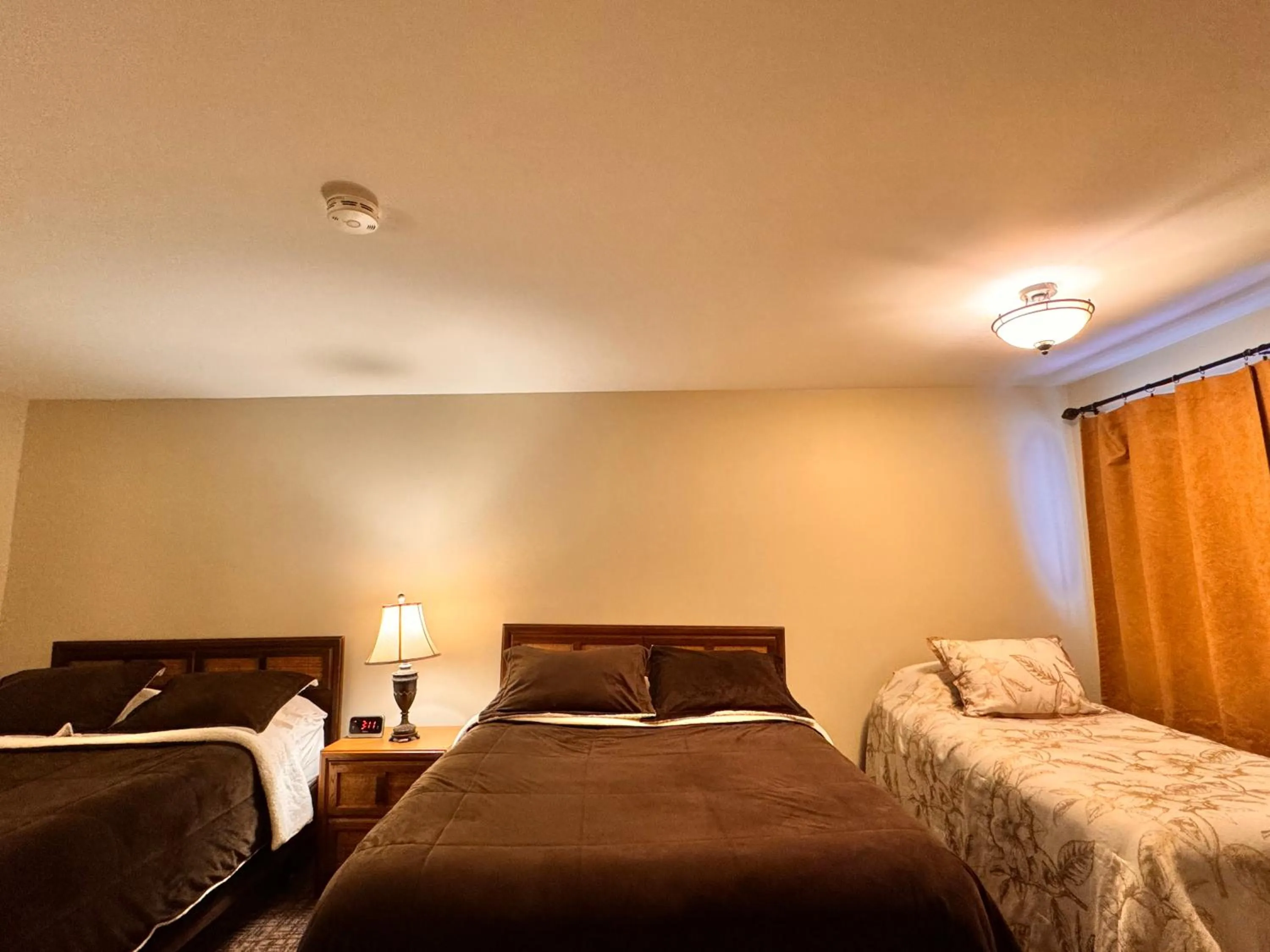 Bedroom, Bed in Fundy Line Motel