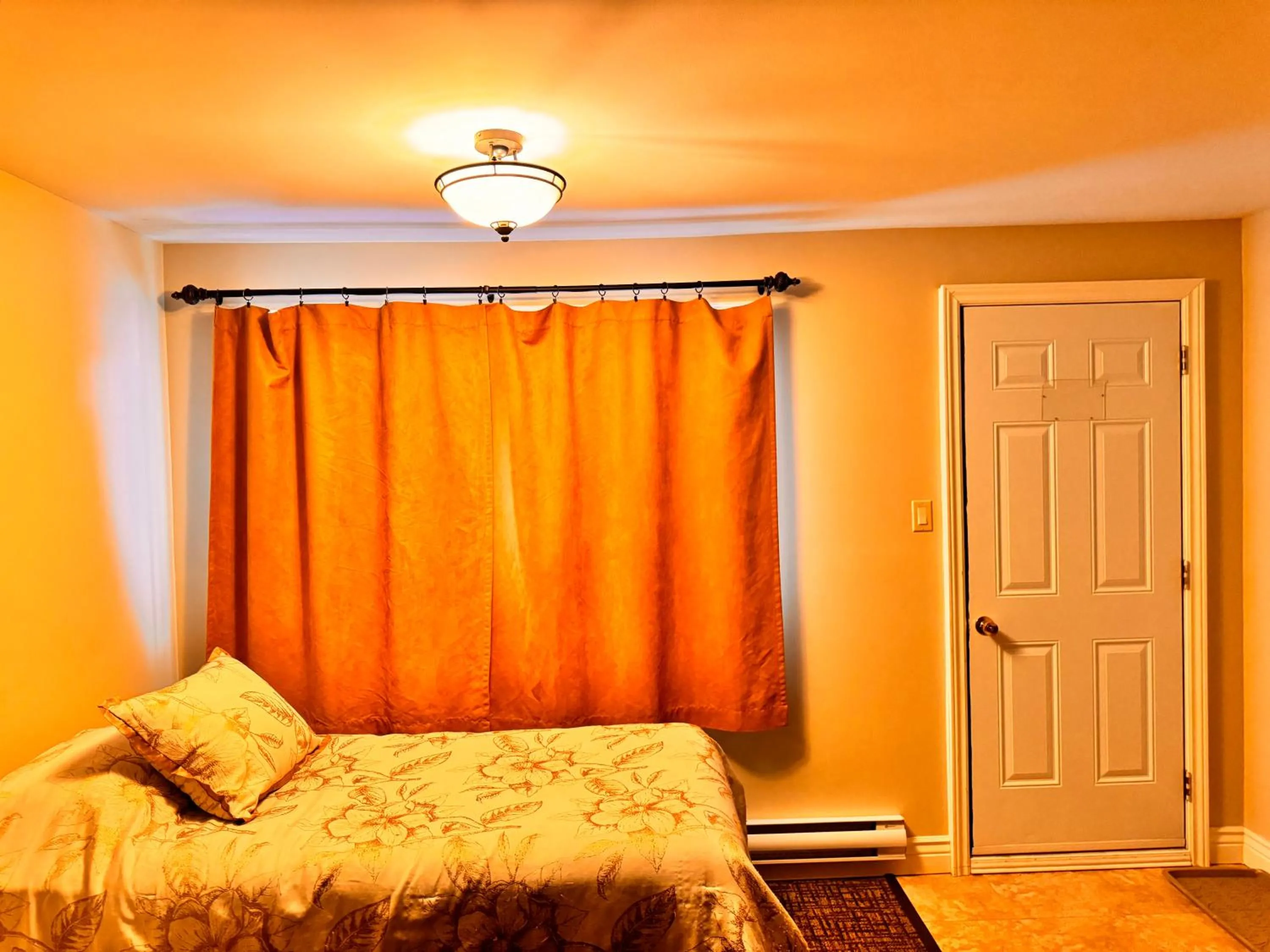 Seating area, Bed in Fundy Line Motel