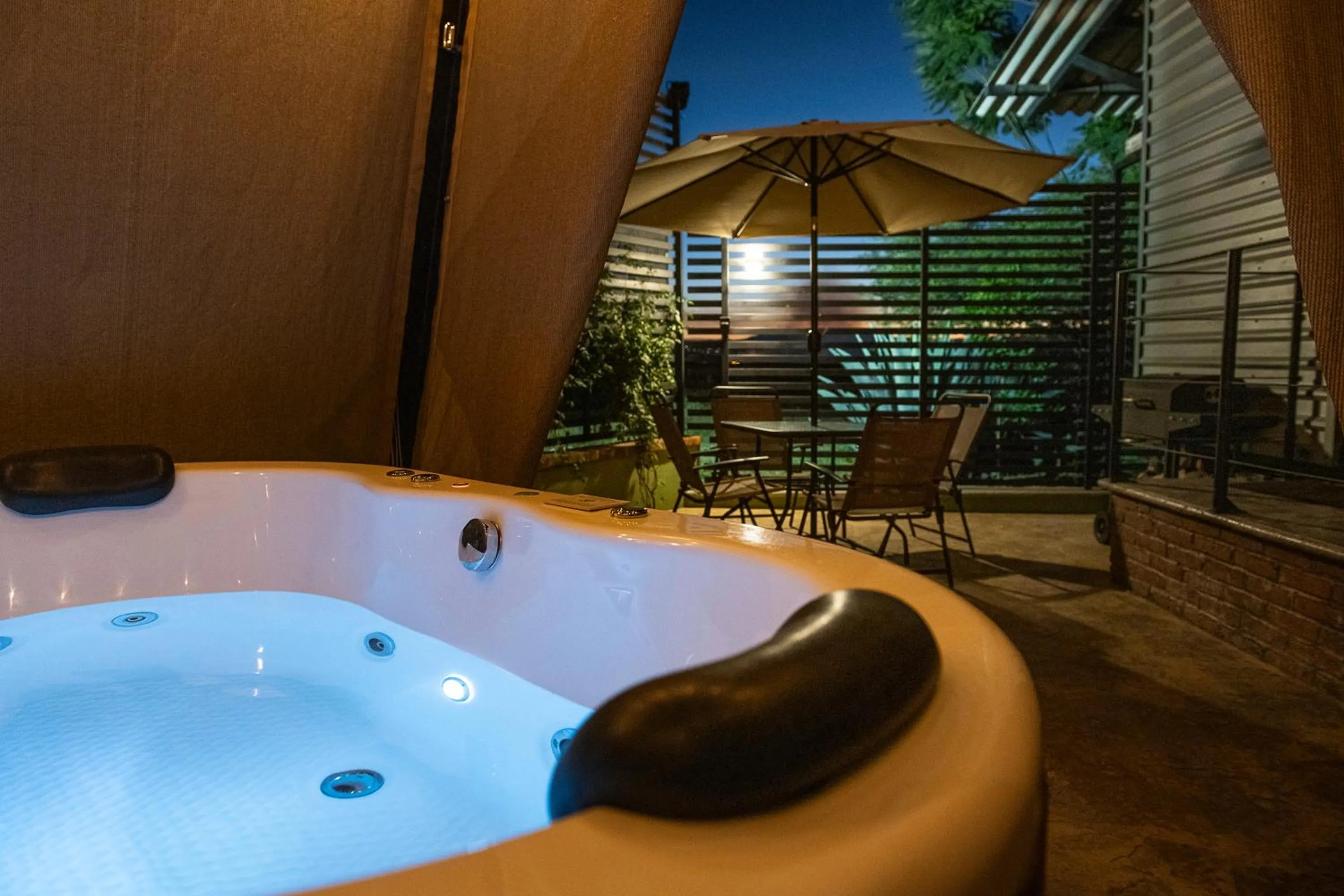 Hot Tub in Mesa Verde by Rotamundos