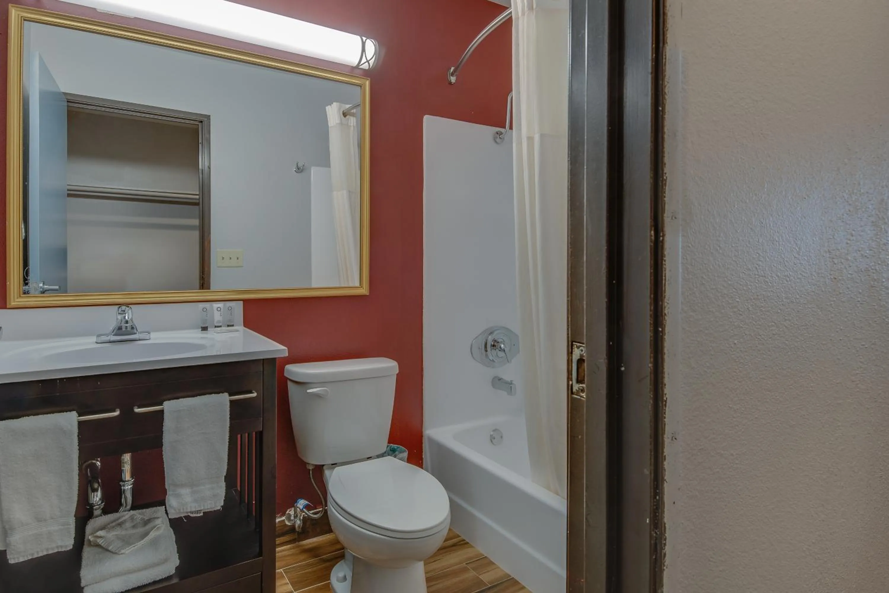 Bathroom in Vagabond Inn Executive Hayward