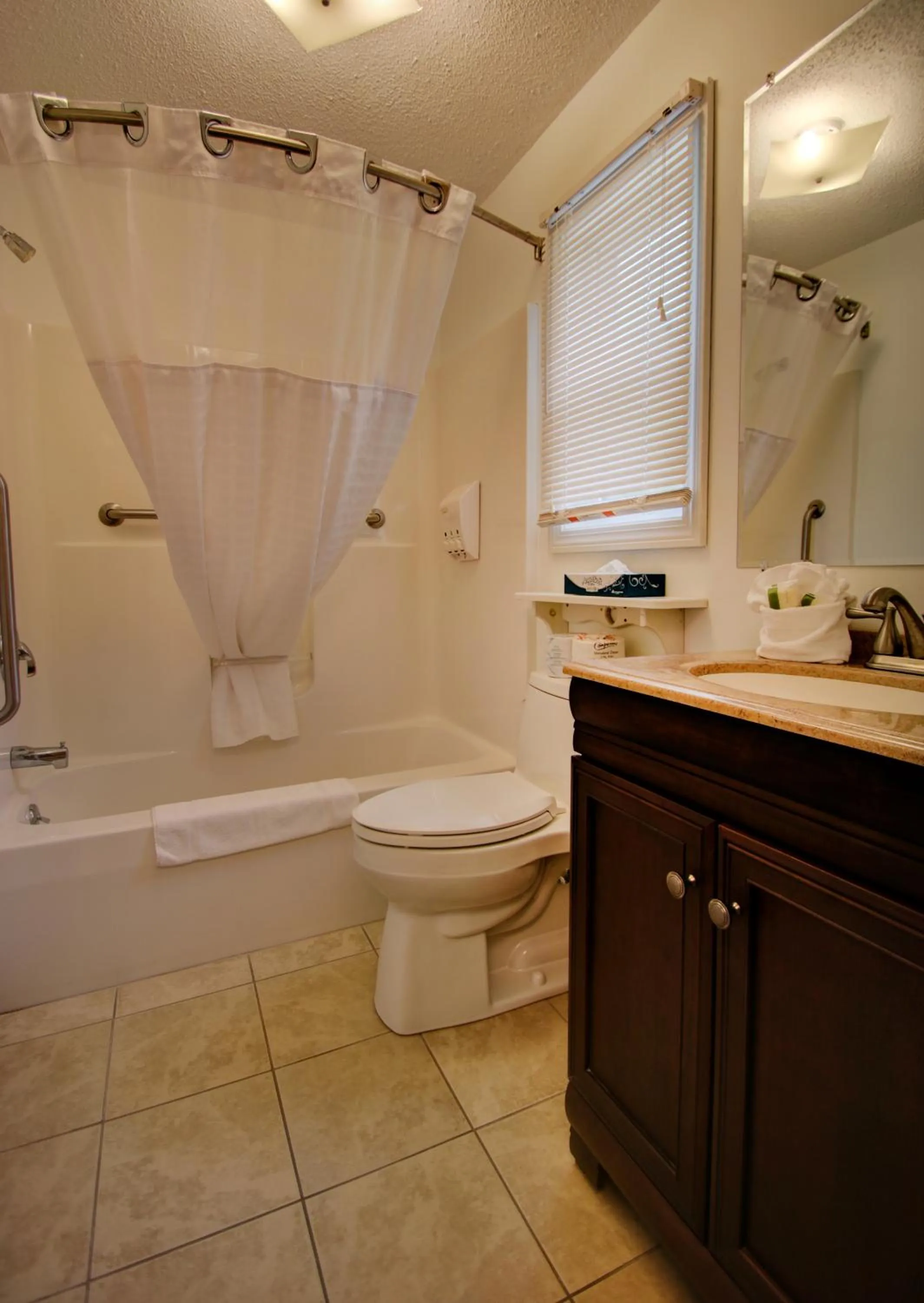 Toilet in Wells-Ogunquit Resort Motel & Cottages