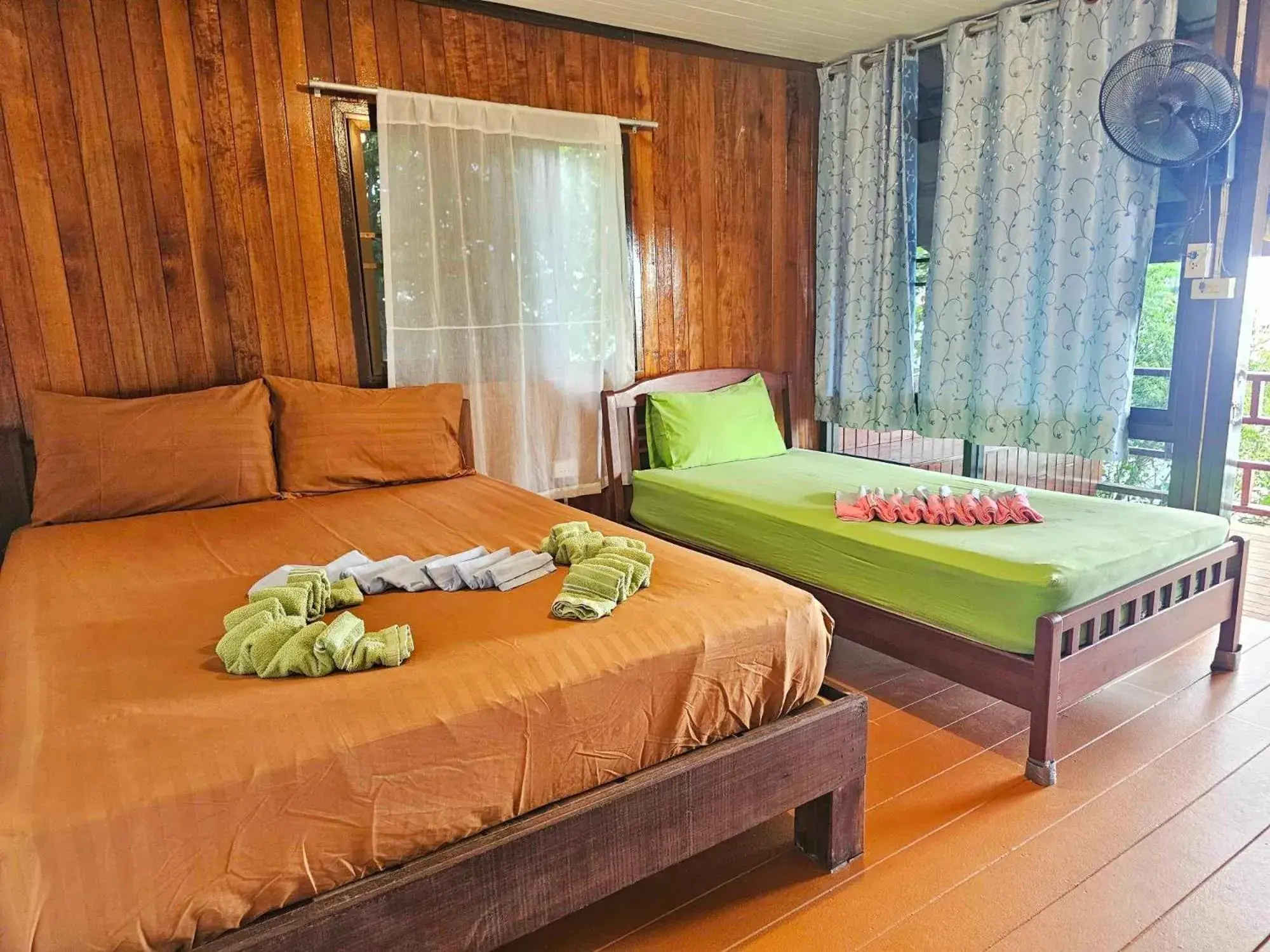 Deluxe Triple Room with Sea View in Tao Thong Villa 2 Deluxe Triple Room with Sea View in Tao Thong Villa 2