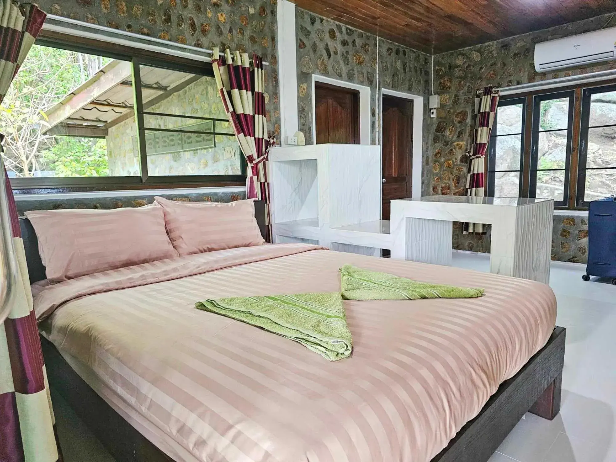 Deluxe Queen Room with Sea View in Tao Thong Villa 2 Deluxe Queen Room with Sea View in Tao Thong Villa 2