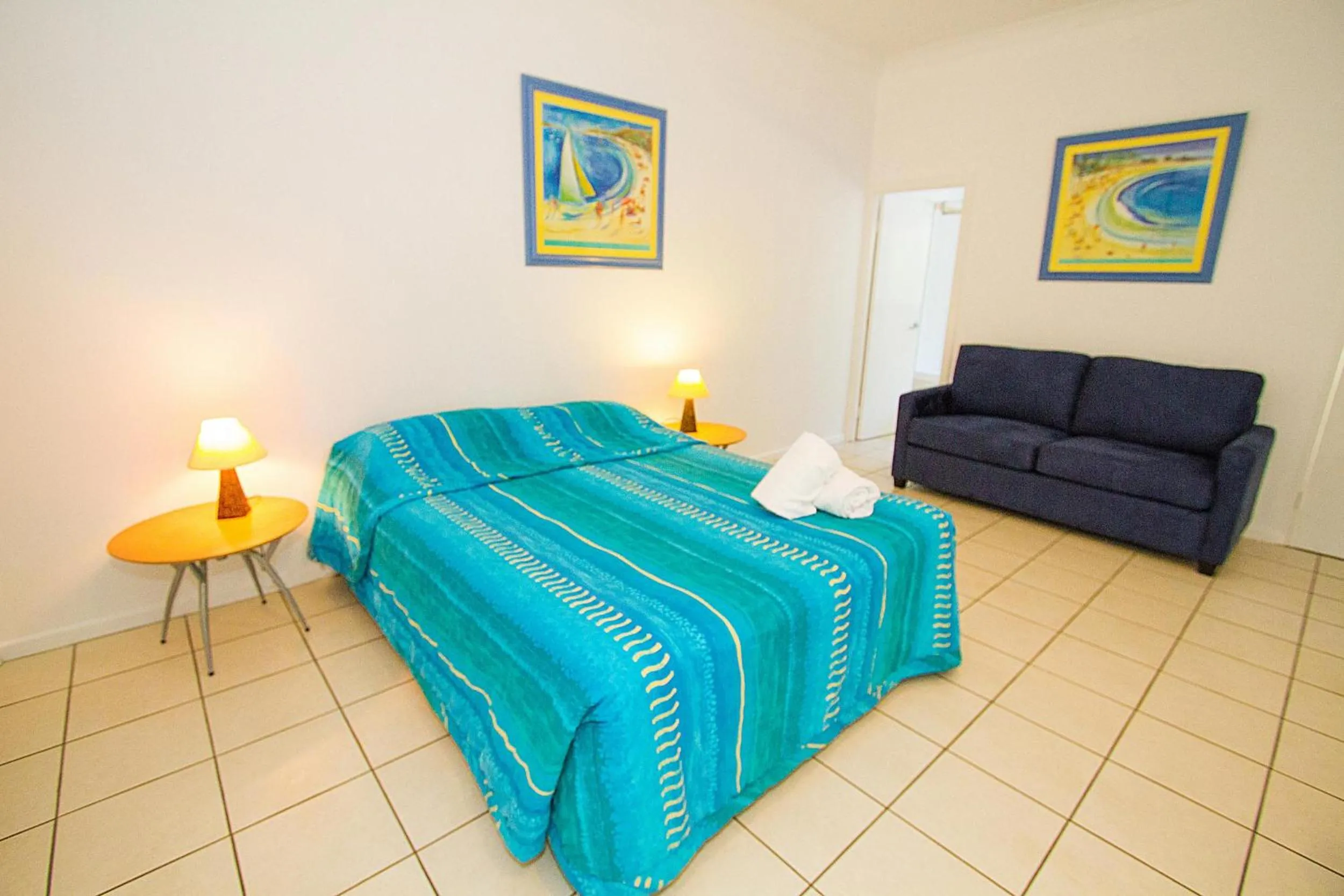 Bed in Breakaway – Central Beachside Studio for 4 w/ Shared Pool, Minutes to Central Agnes Water & 1770