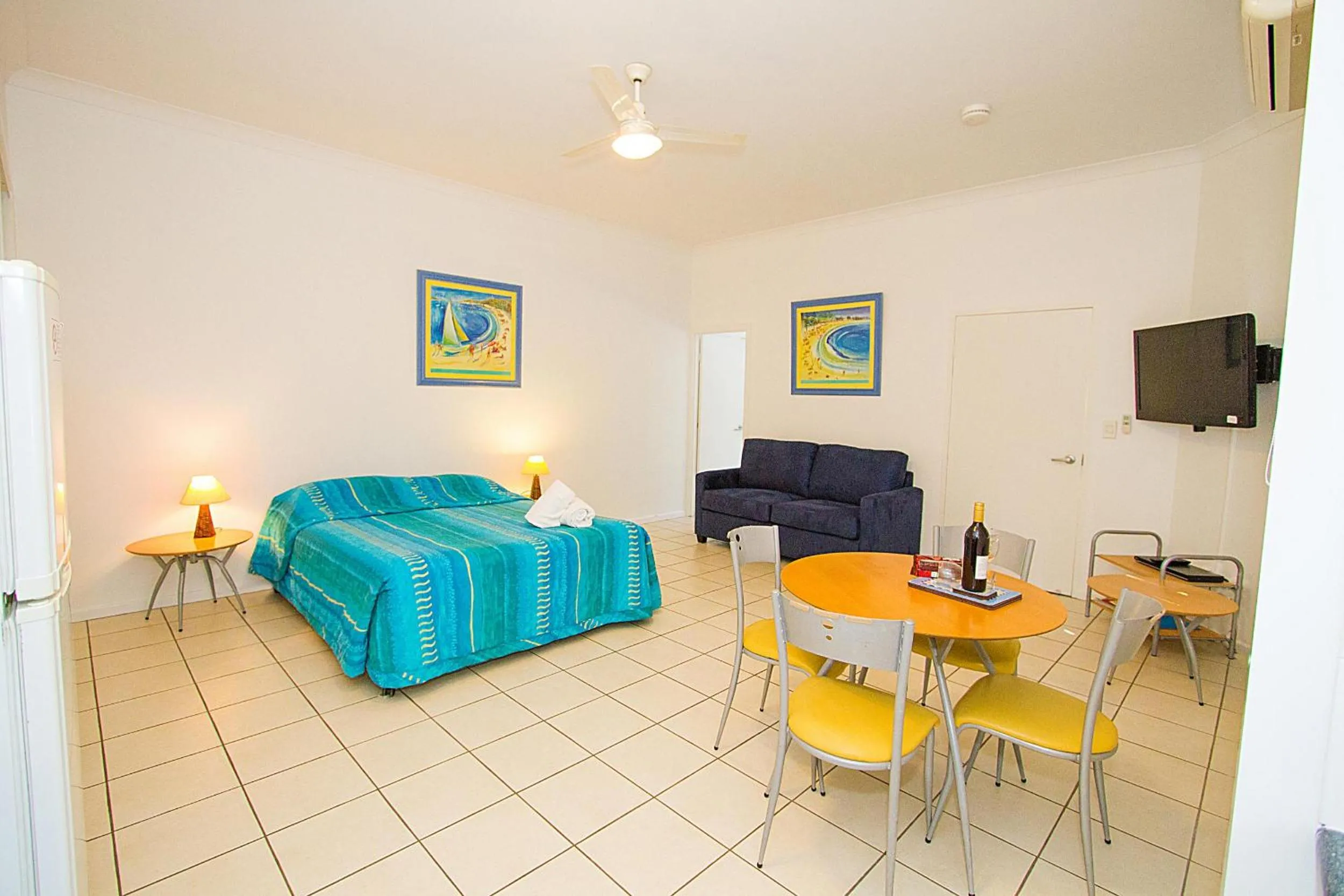 Bed in Breakaway – Central Beachside Studio for 4 w/ Shared Pool, Minutes to Central Agnes Water & 1770