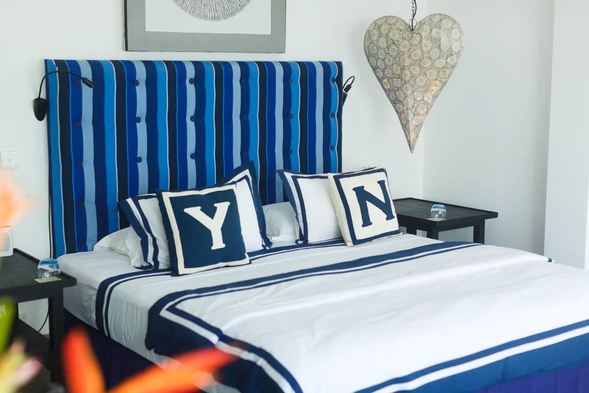 Photo of the whole room, Bed in KK Beach