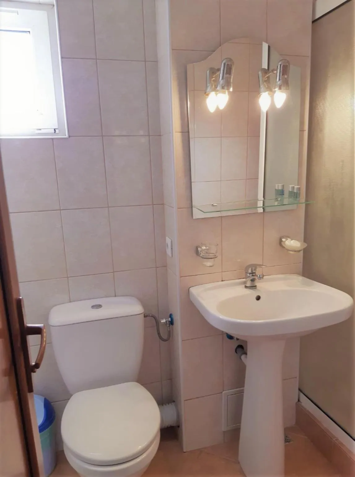 Shower in Hotel Monteoru