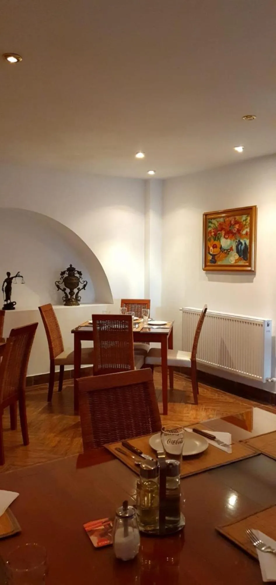 Restaurant/places to eat in Hotel Monteoru