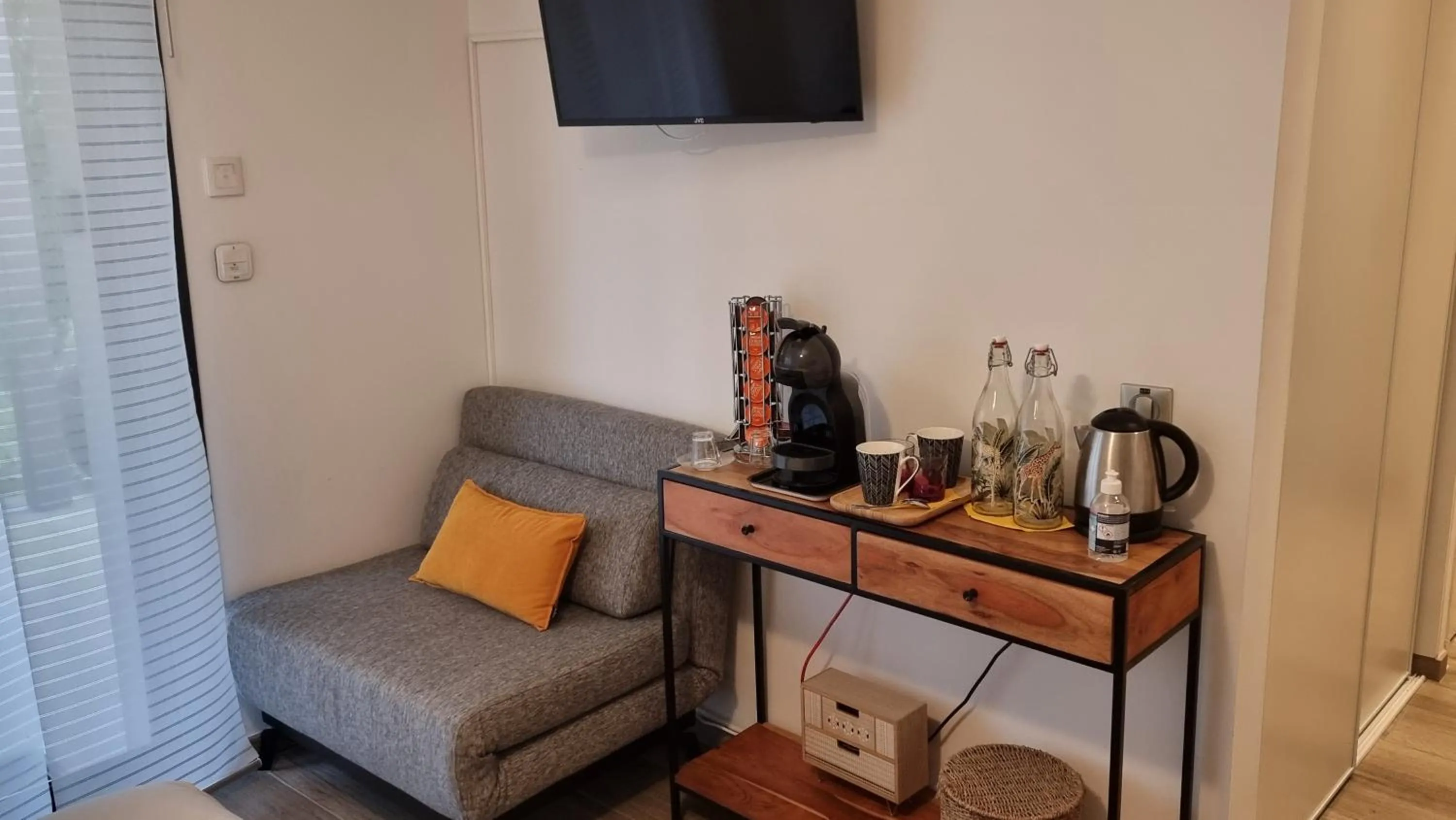 Coffee/tea facilities in Logis Saponine Chambres d'Hôtes au calme en Touraine