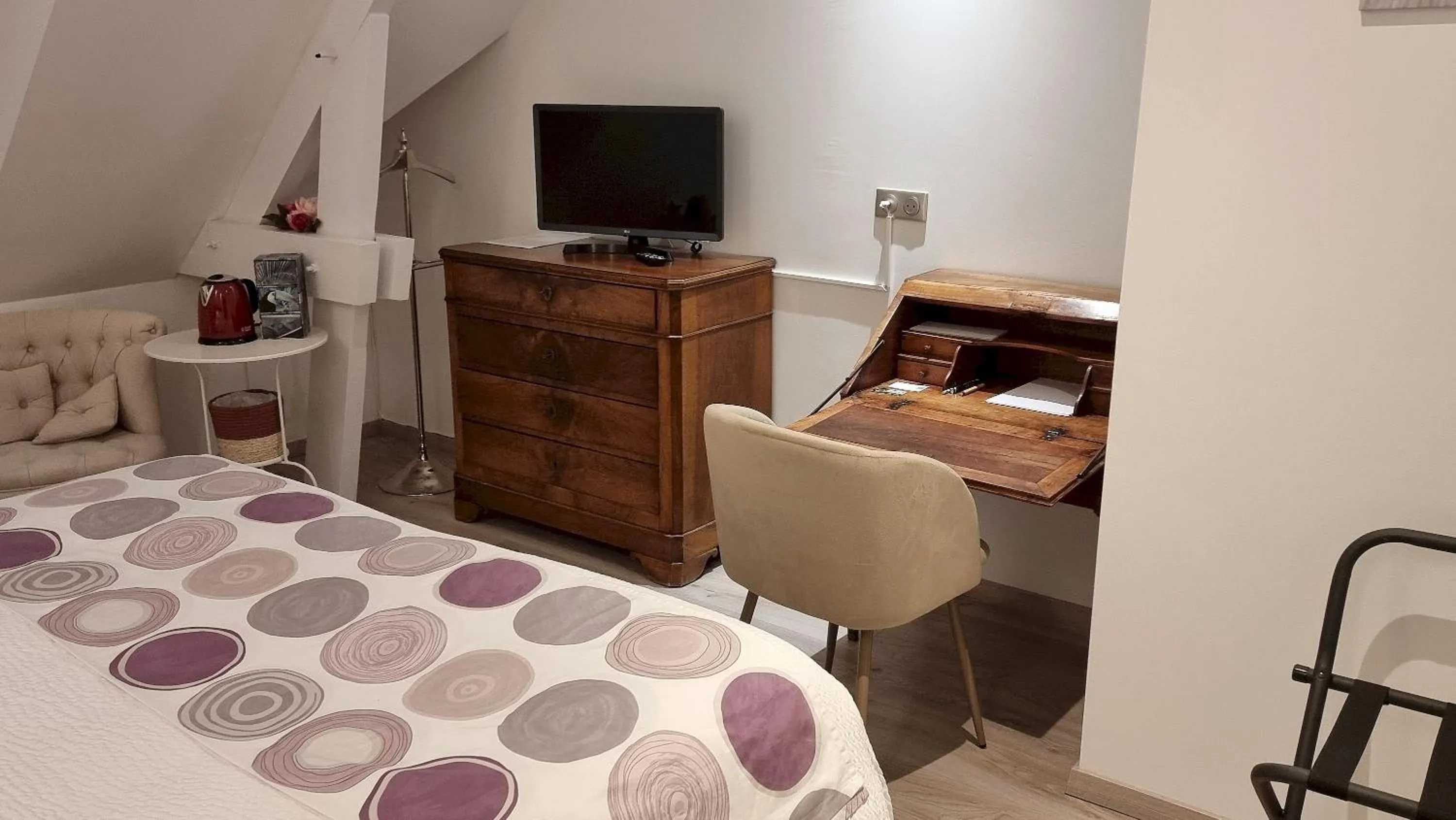 Photo of the whole room in Logis Saponine Chambres d'Hôtes au calme en Touraine