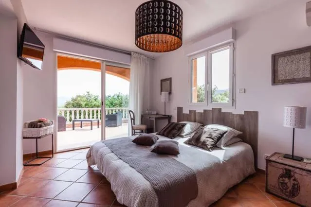 Photo of the whole room, Bed in Chez Marc et Jeannick