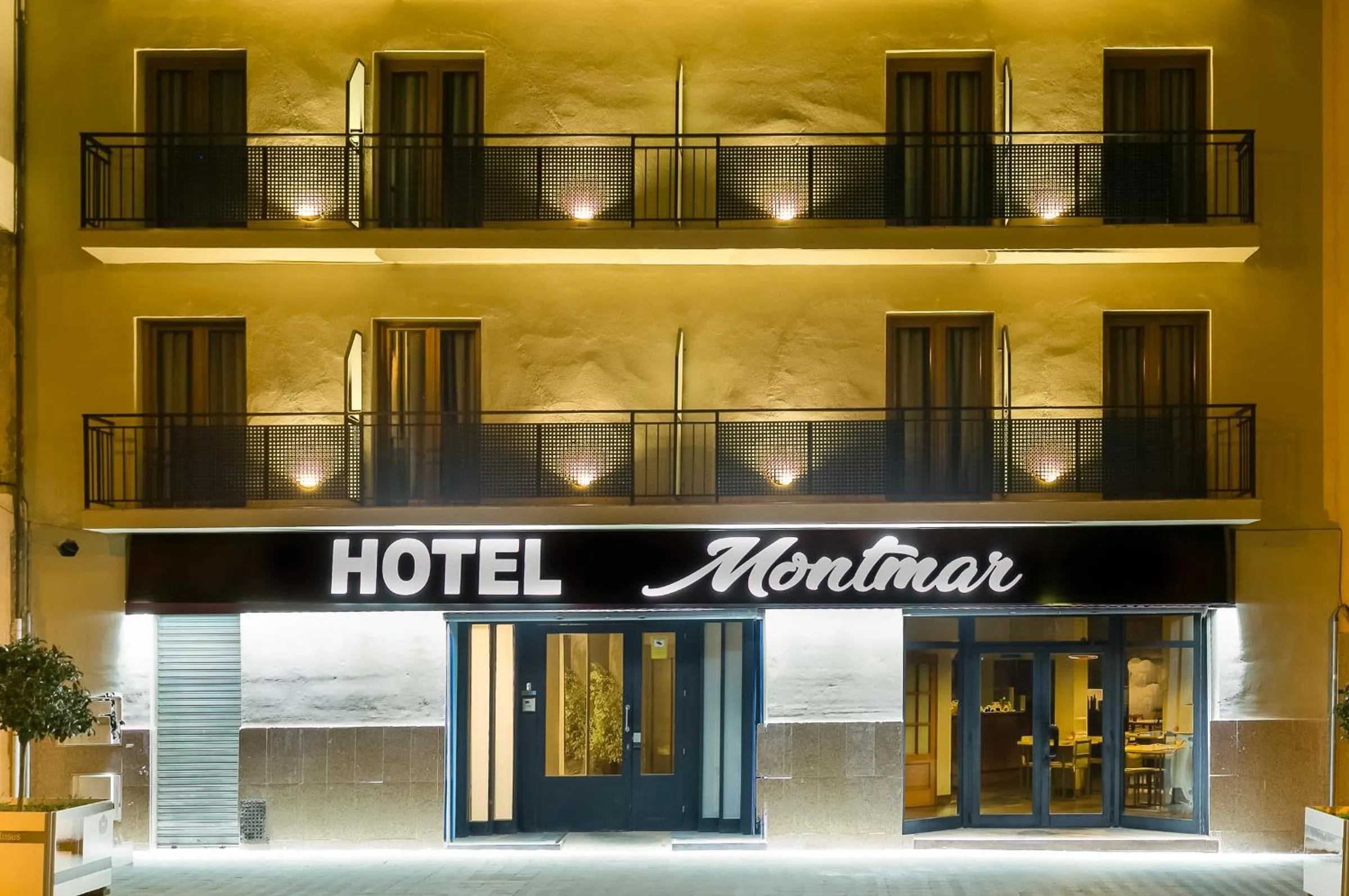 Facade/entrance in Hotel Montmar