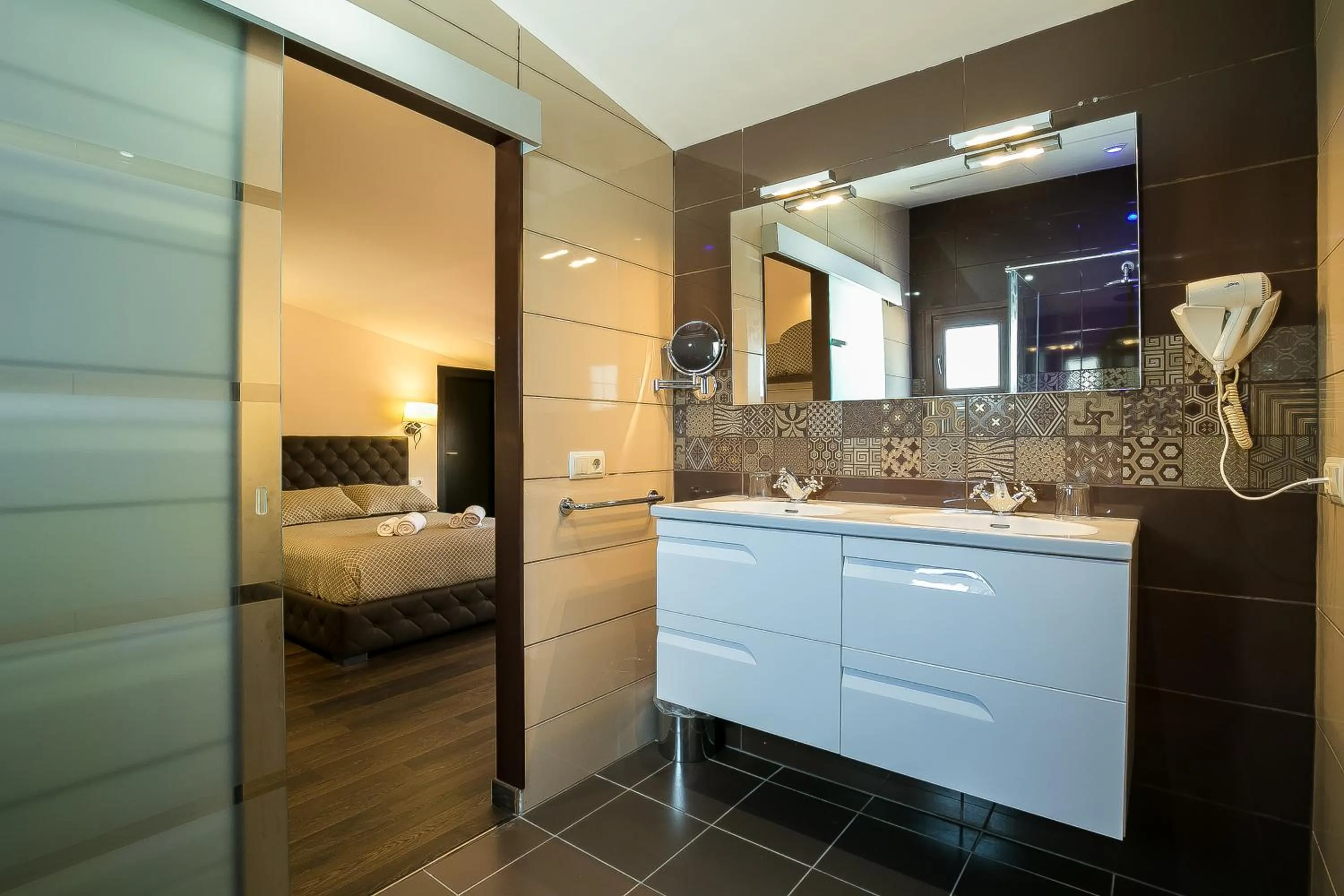 Bathroom, Bed in Hotel Montmar