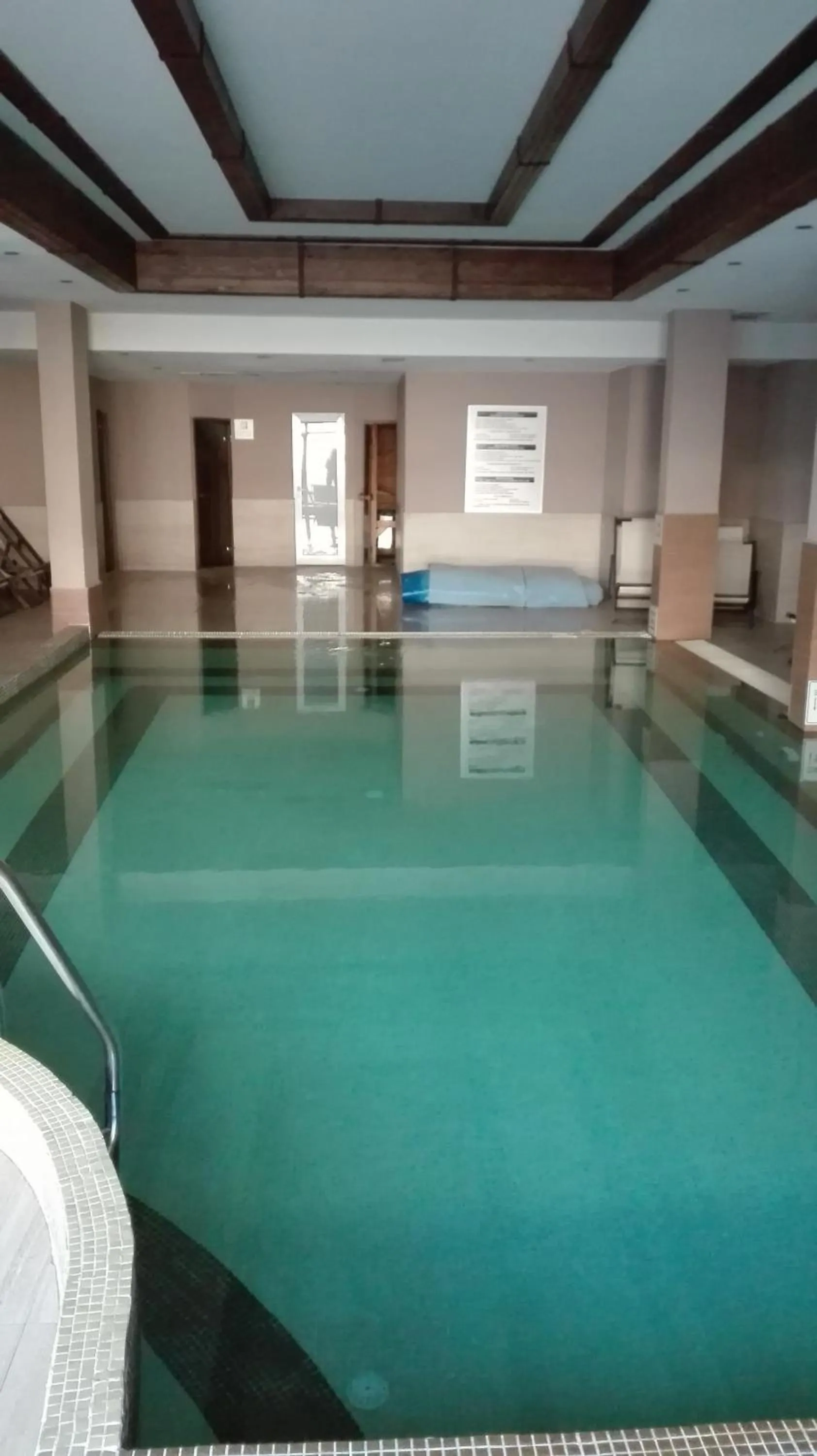Swimming pool in Mountain Top Mina