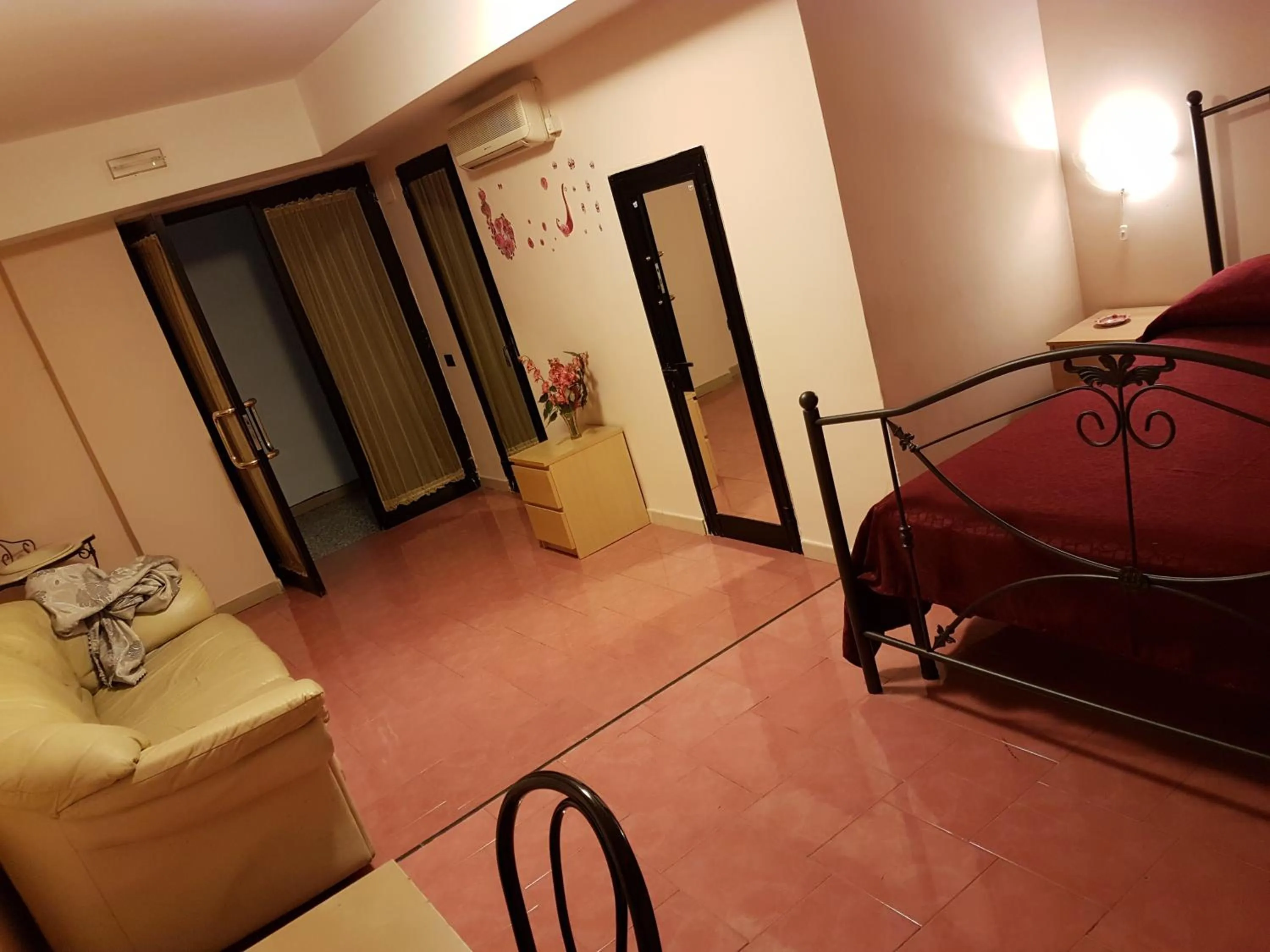 Property building, Bed in Hotel Primavera