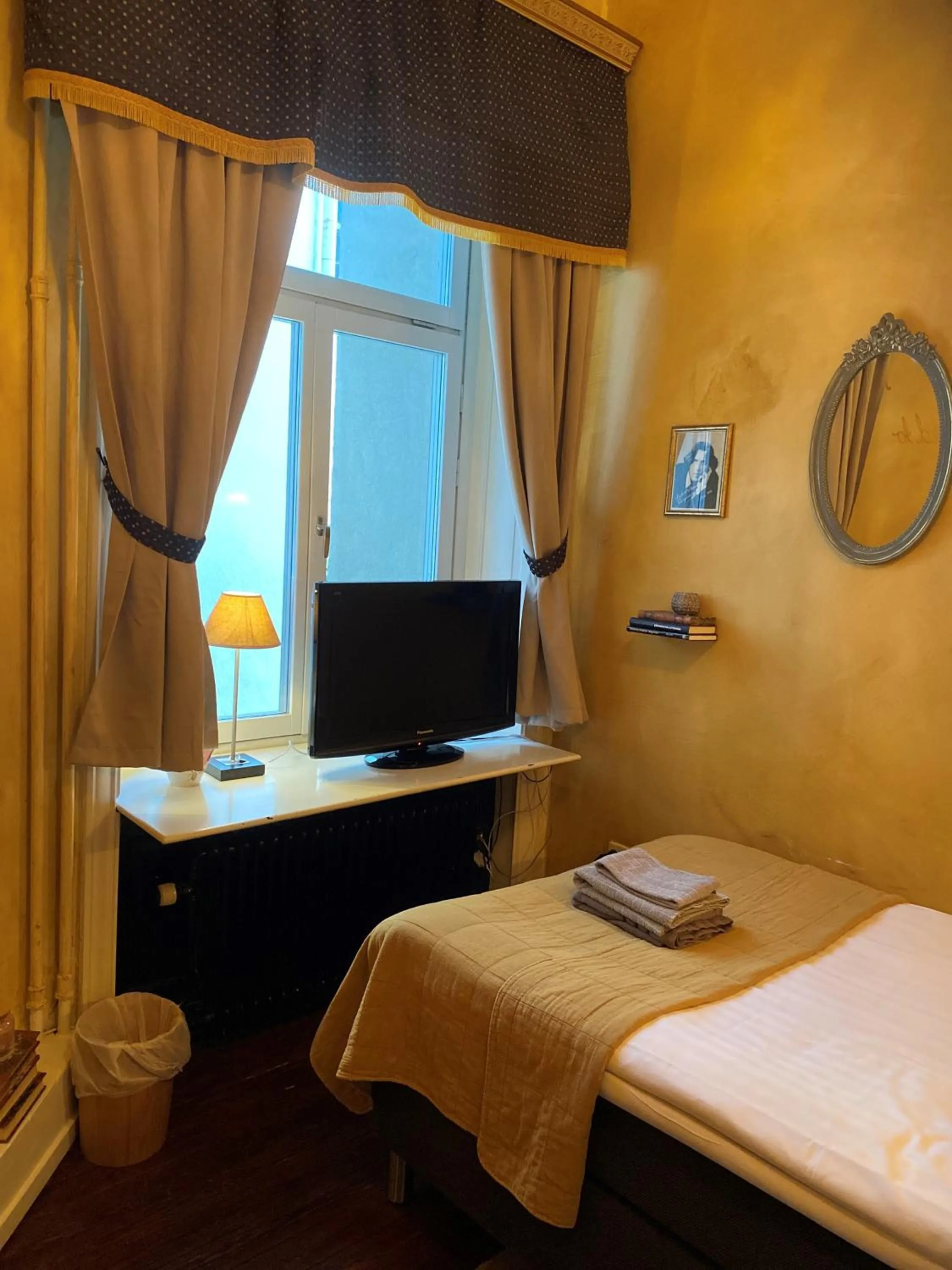 Photo of the whole room, Bed in Strand Hotel