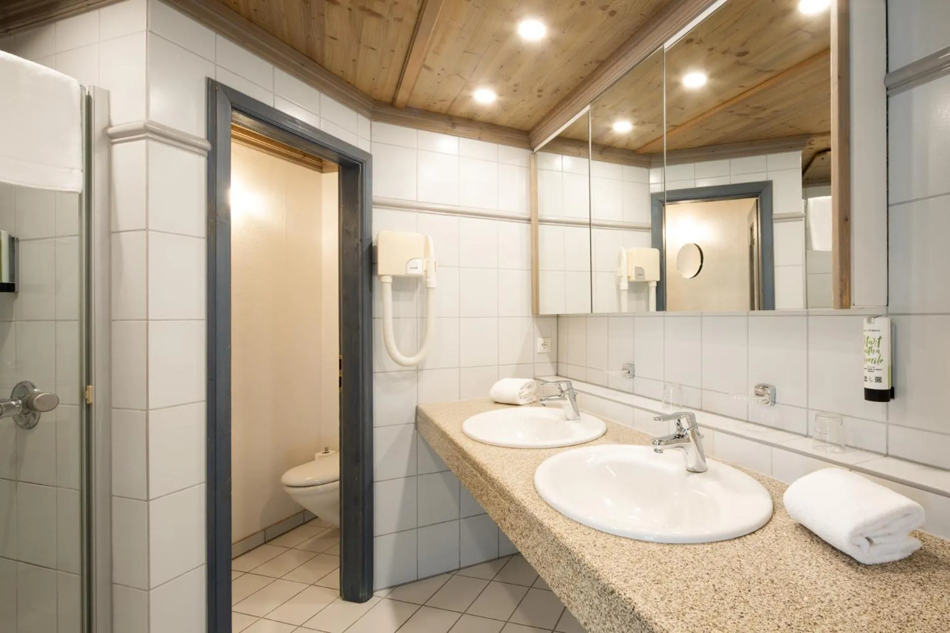 Bathroom in Hotel Promenade Mein KaffeeHimmel