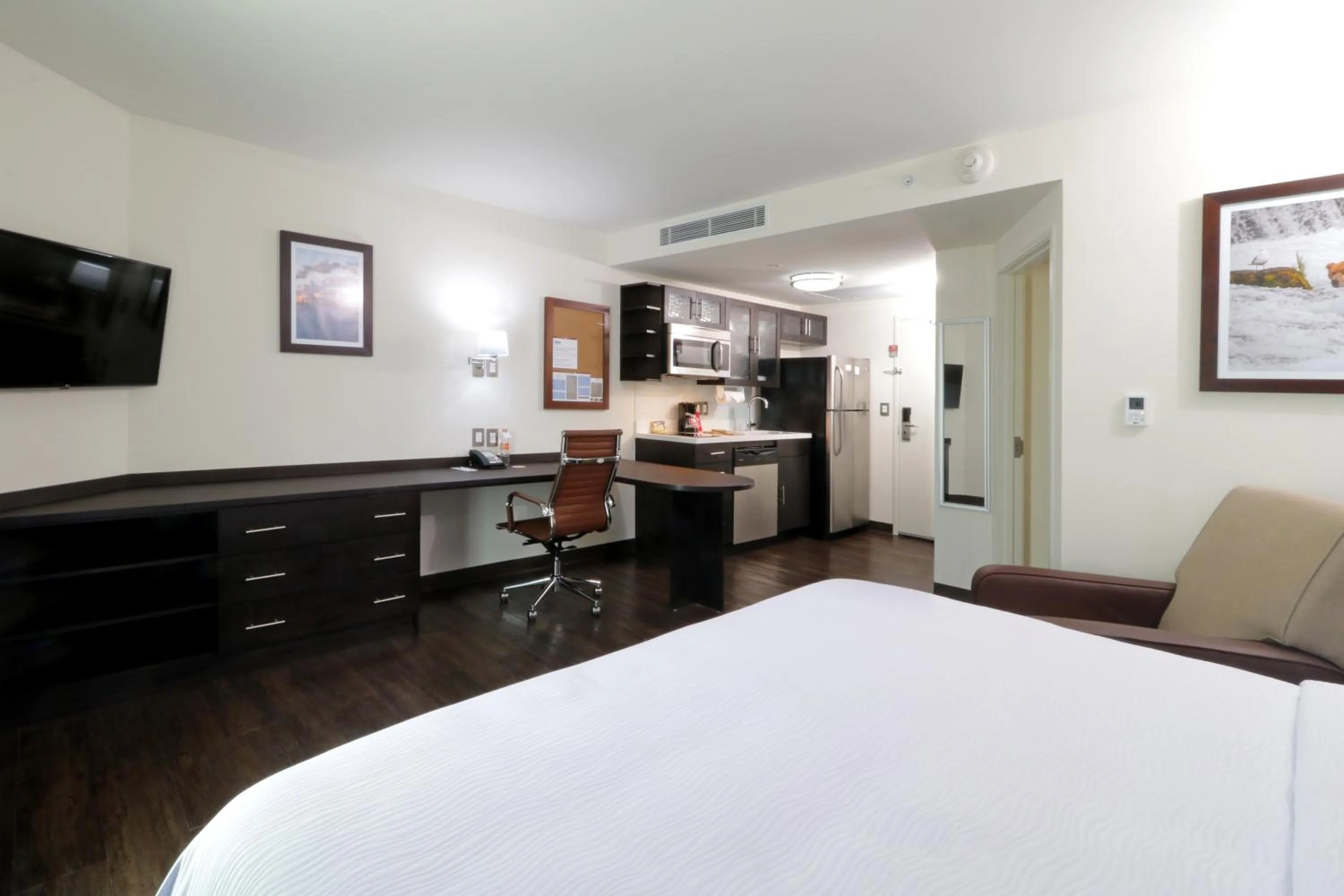 Photo of the whole room, Bed in Candlewood Suites - Celaya by IHG