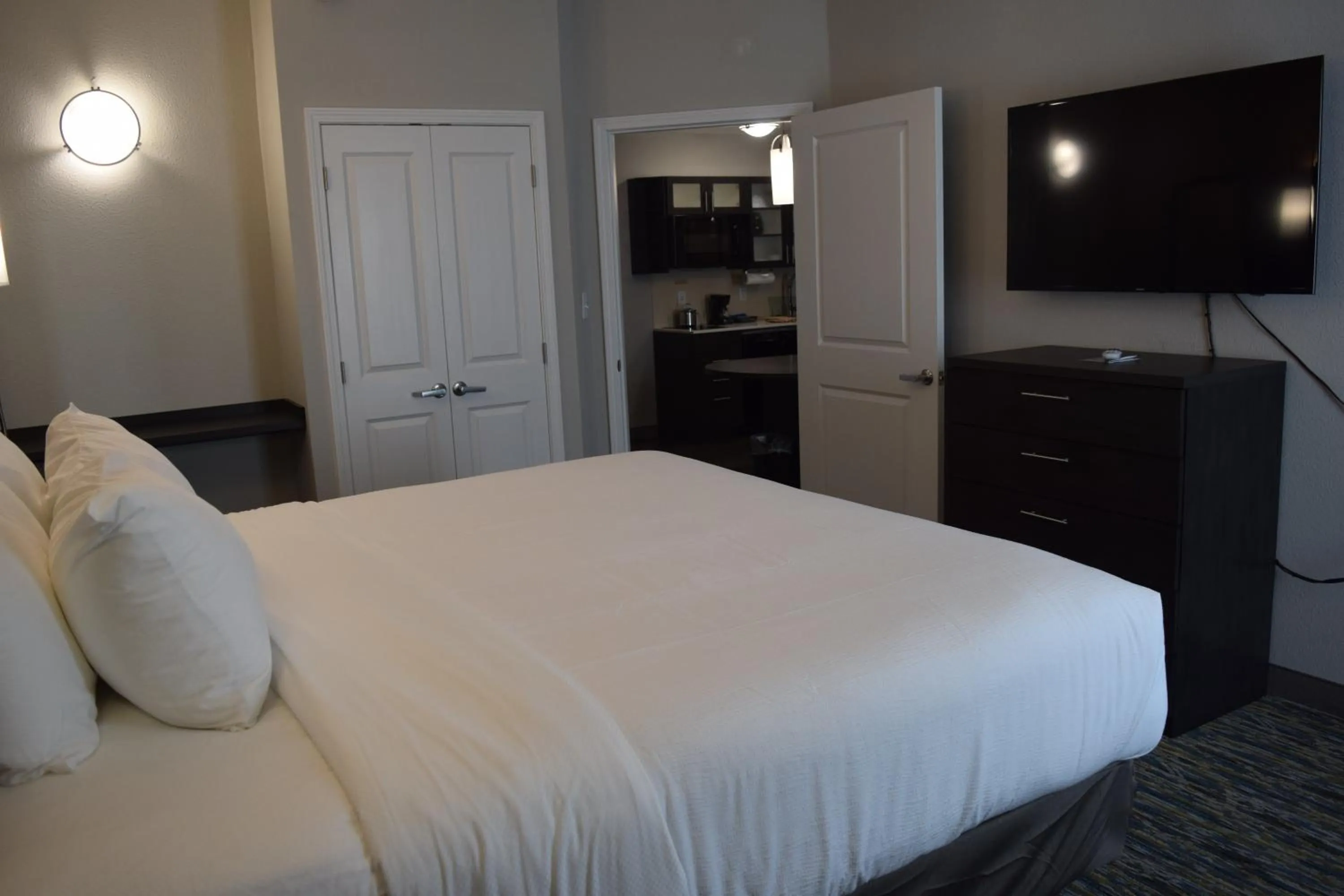 Photo of the whole room, Bed in Candlewood Suites - Nashville Metro Center by IHG