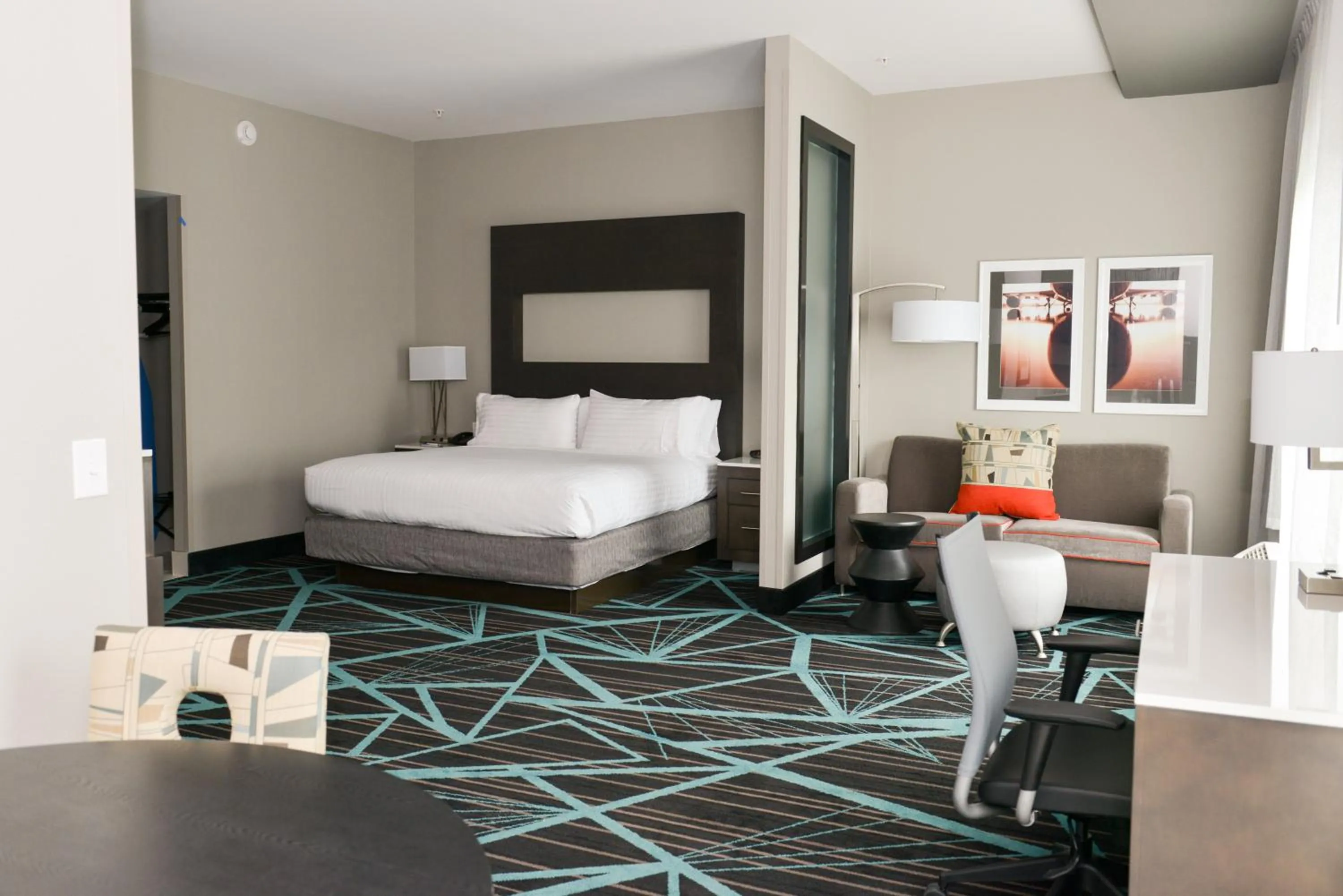 Photo of the whole room, Bed in Holiday Inn Express & Suites - Charlotte Airport by IHG