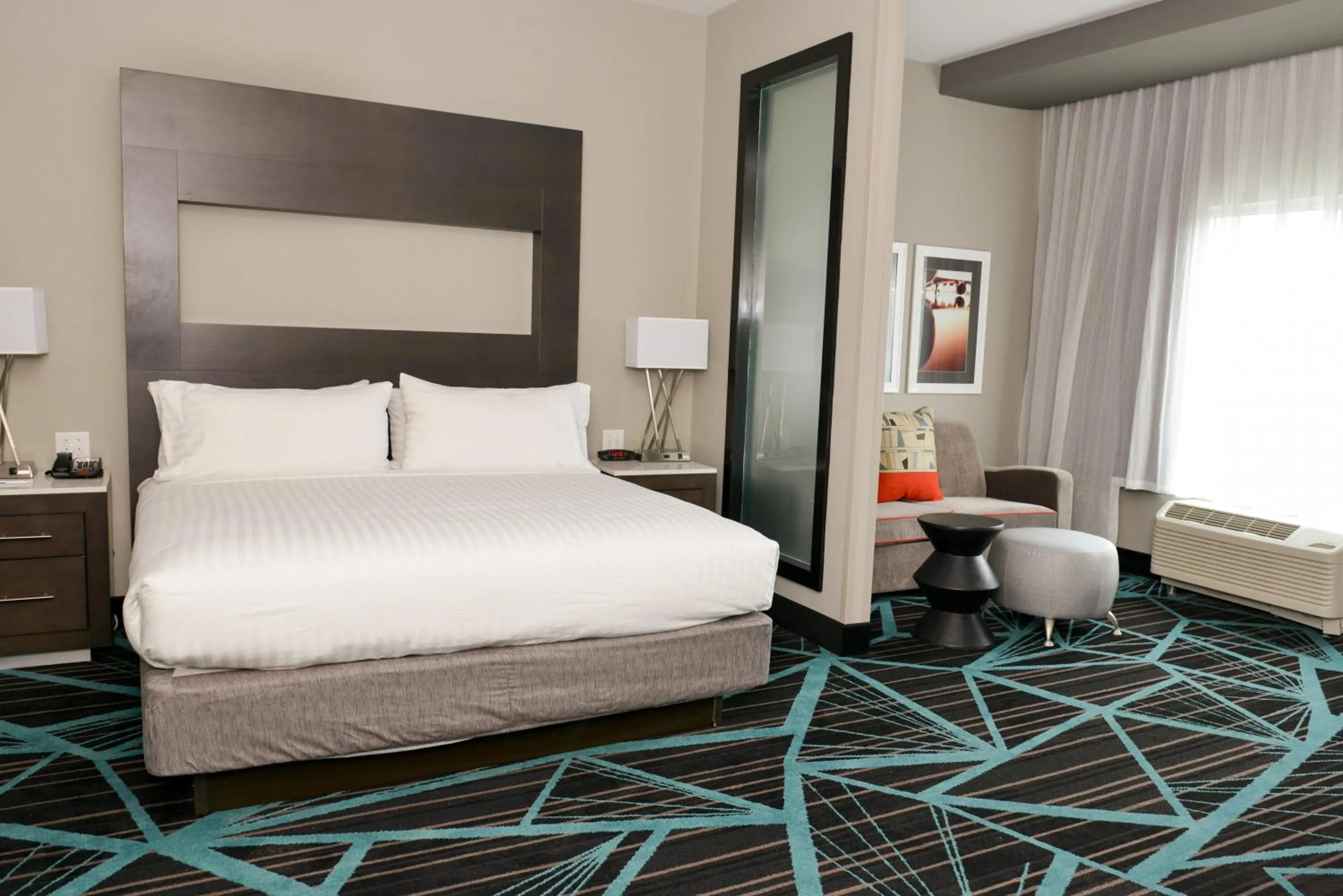 Photo of the whole room, Bed in Holiday Inn Express & Suites - Charlotte Airport by IHG