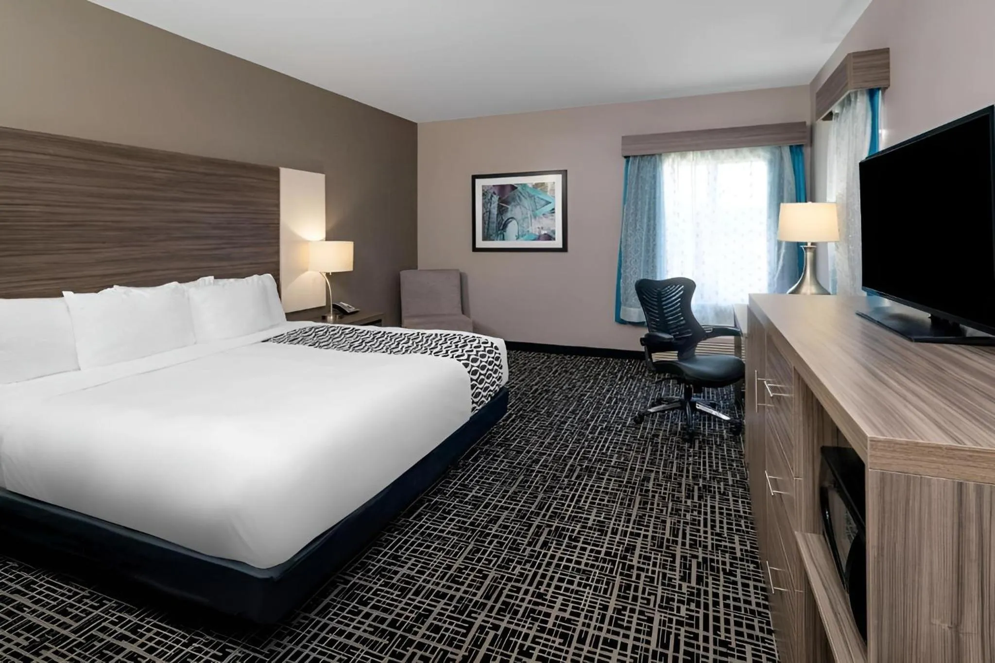 Bedroom, Bed in La Quinta by Wyndham Forsyth