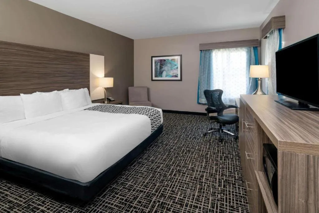 Bedroom, Bed in La Quinta by Wyndham Forsyth